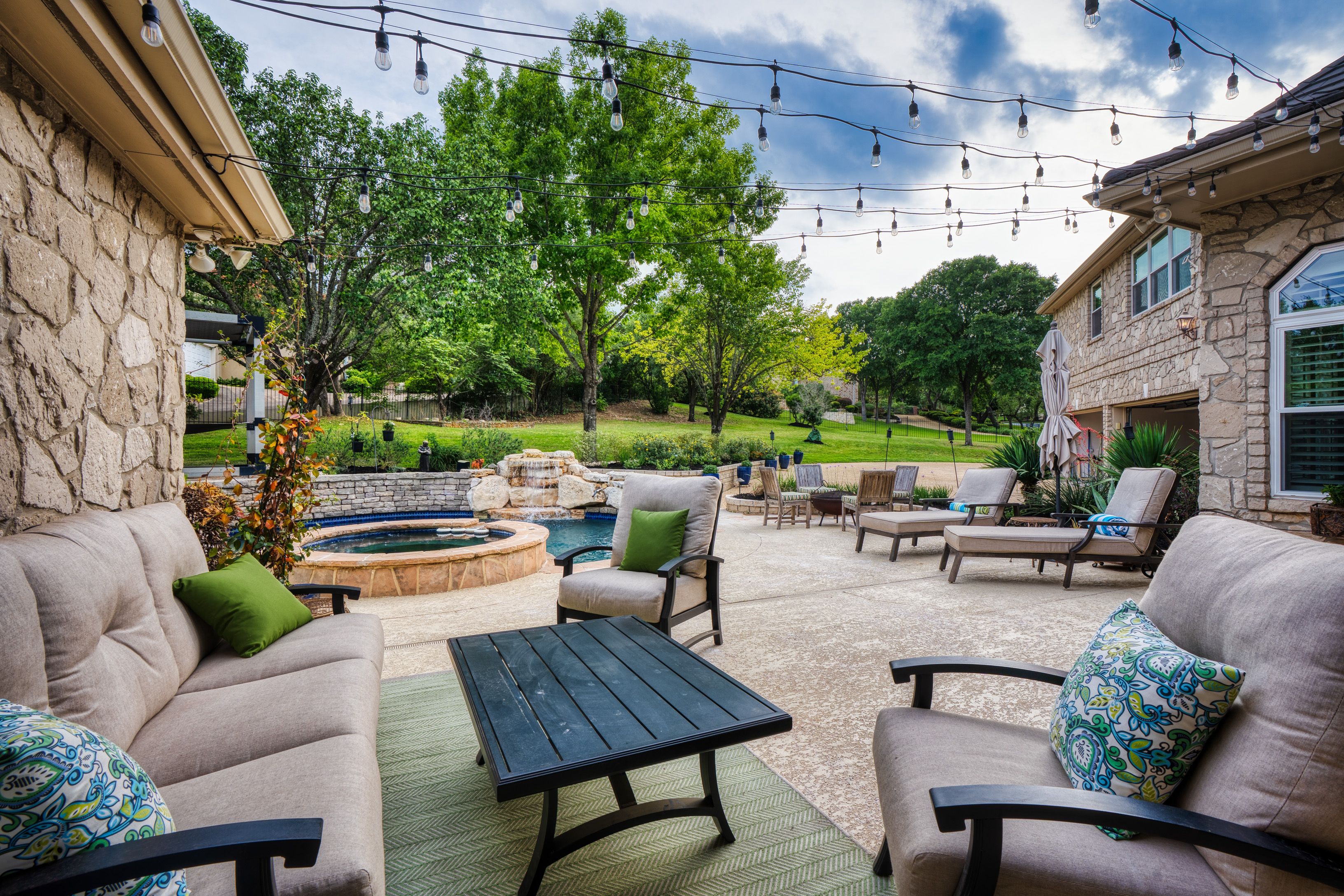  Spacious Estate with Poolside Views - 物件實景
