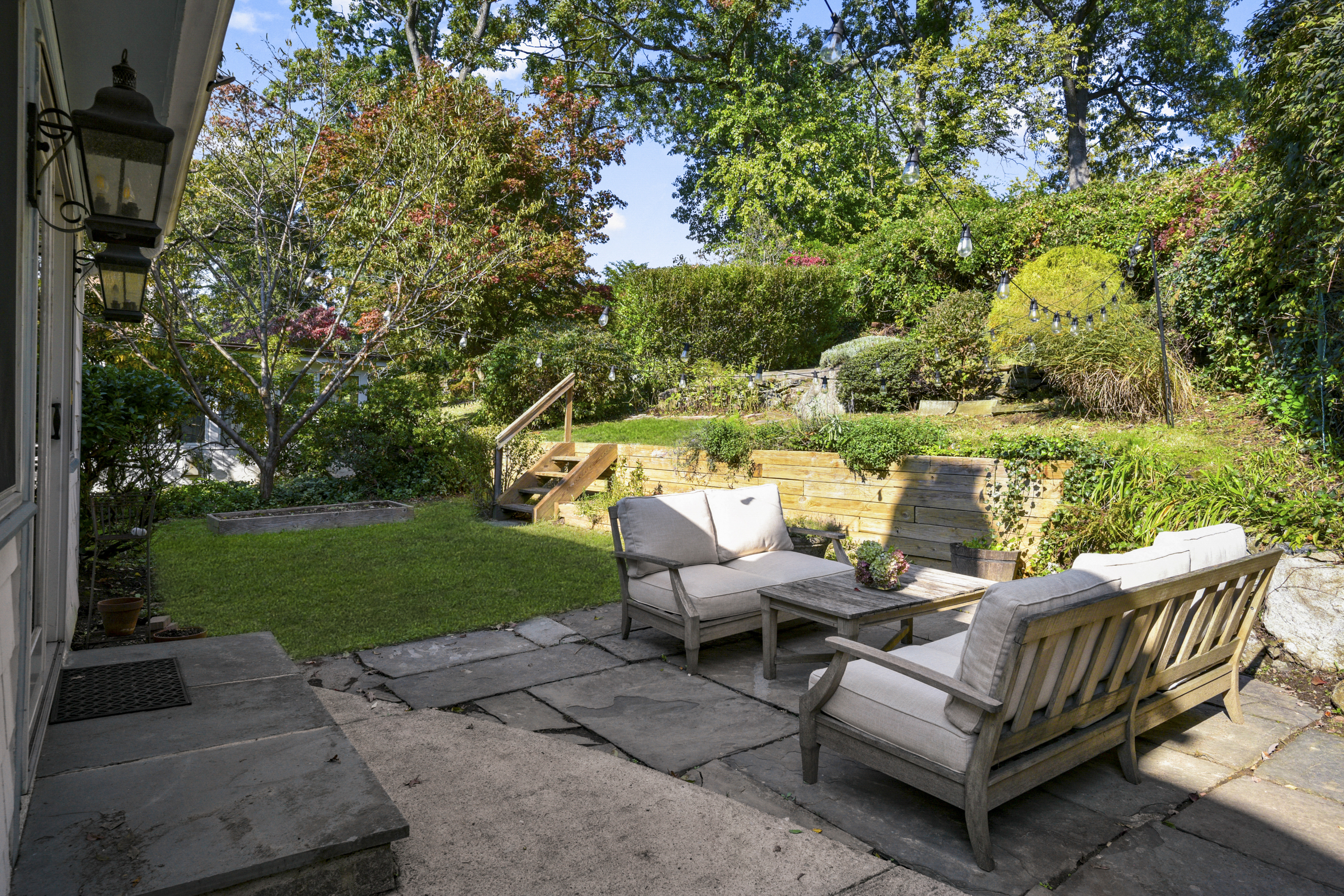  Sun-Filled Larchmont Woods Colonial - 物件實景