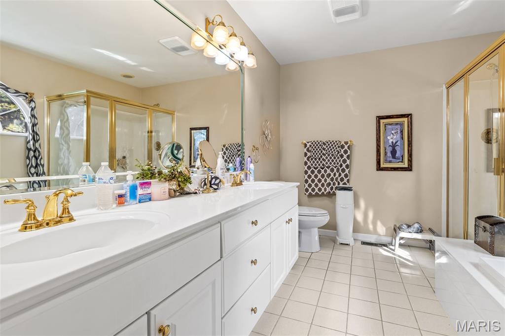 Farmington, Missouri, 63640, United States, 3 Bedrooms Bedrooms, ,3 BathroomsBathrooms,Residential,For Sale,1942281