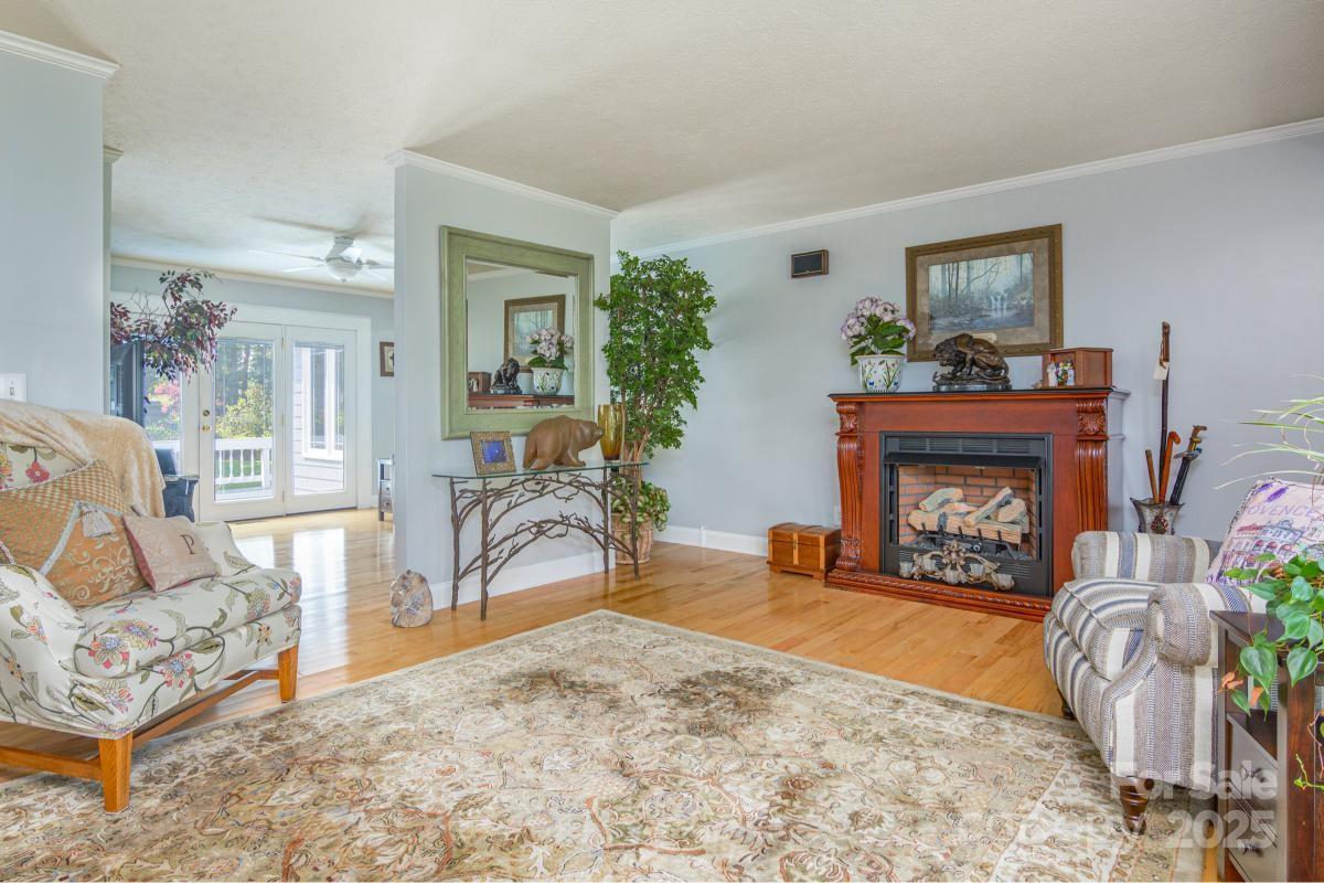 Hendersonville, North Carolina, 28792, United States, 3 Bedrooms Bedrooms, ,3 BathroomsBathrooms,Residential,For Sale,1942631