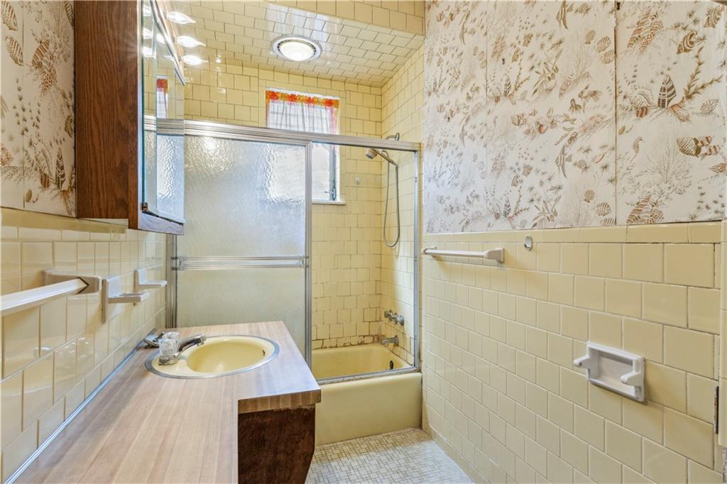 Providence, Rhode Island, 02905, United States, 6 Bedrooms Bedrooms, ,3 BathroomsBathrooms,Residential,For Sale,1928743