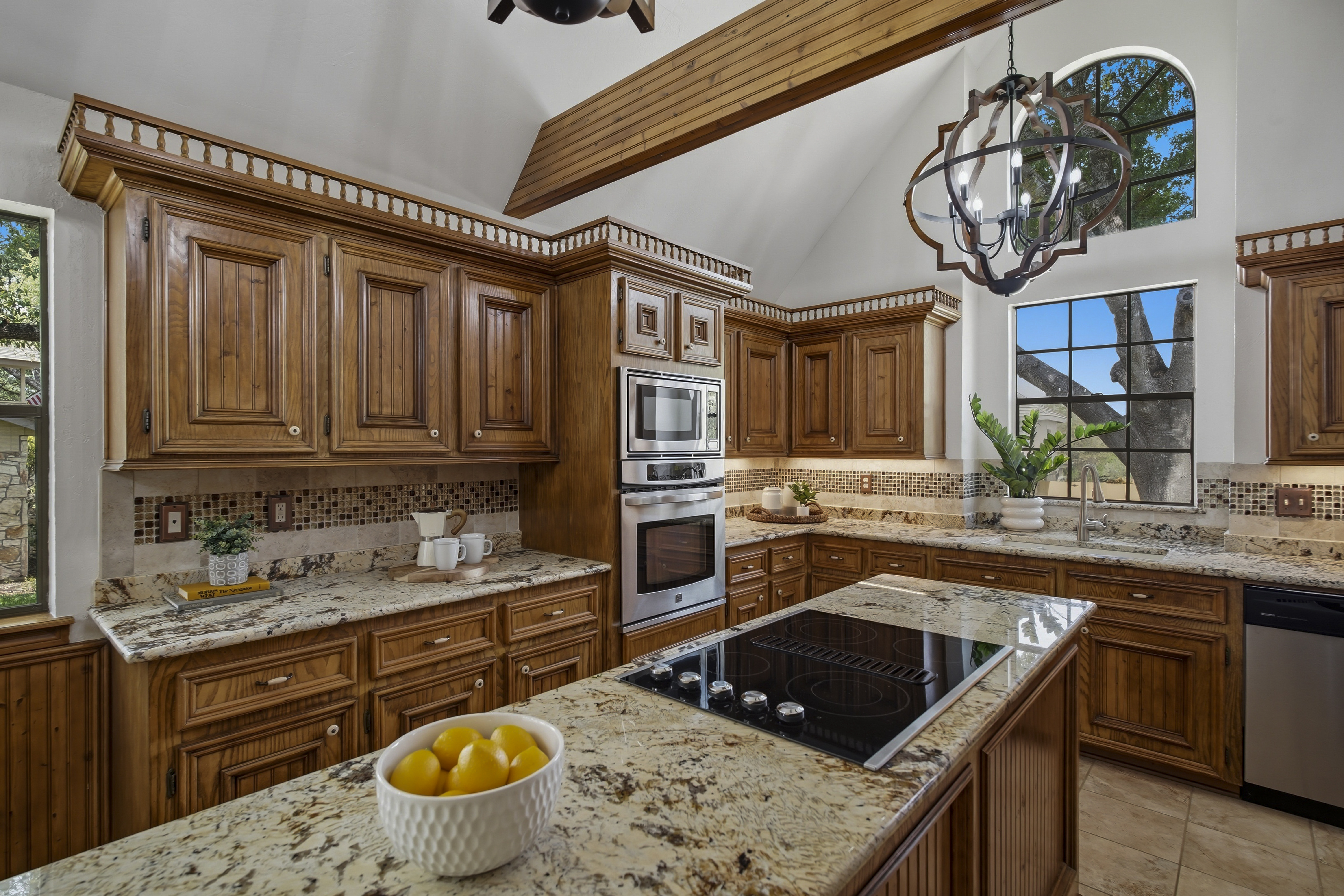  Custom Home with Private Backyard Oasis - 物件實景