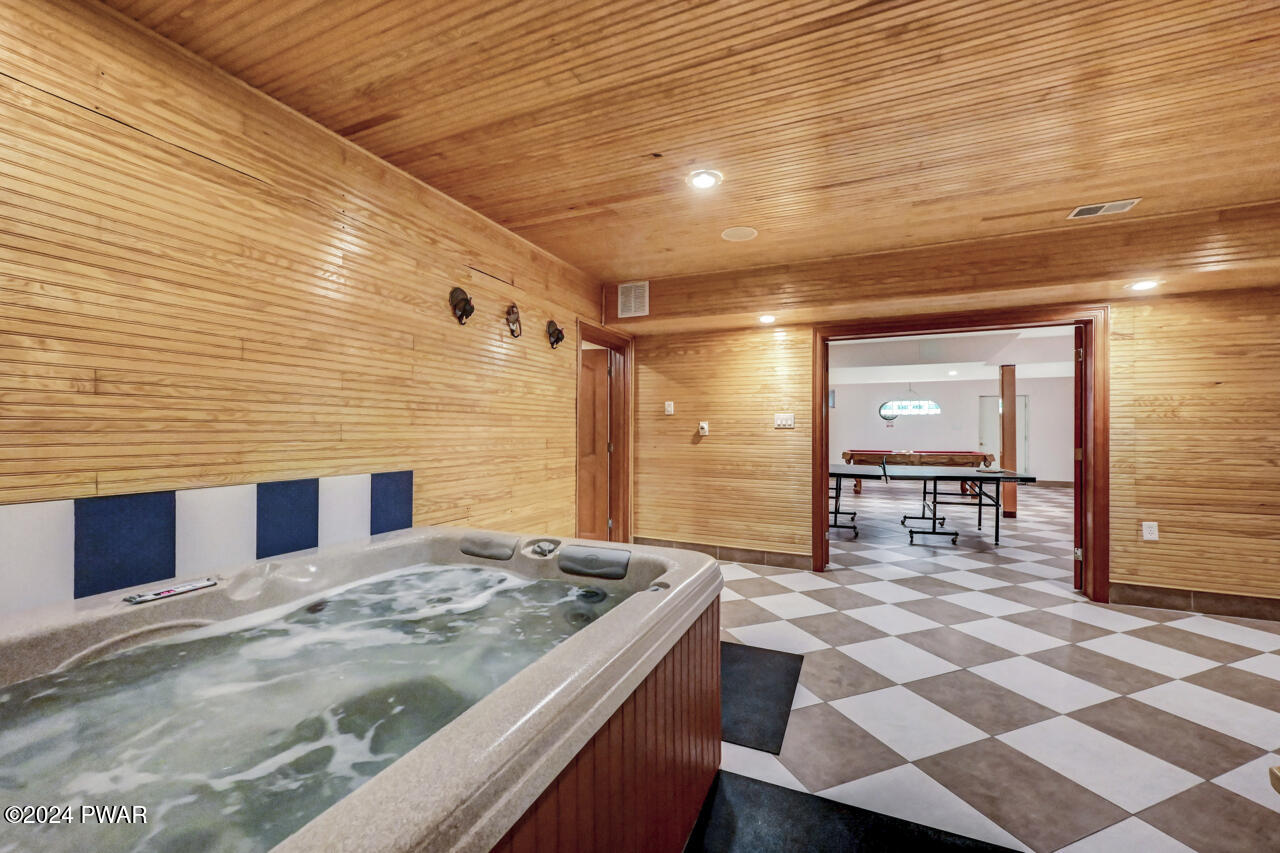 Albrightsville, Pennsylvania, 18210, United States, 4 Bedrooms Bedrooms, ,5 BathroomsBathrooms,Residential,For Sale,1982857