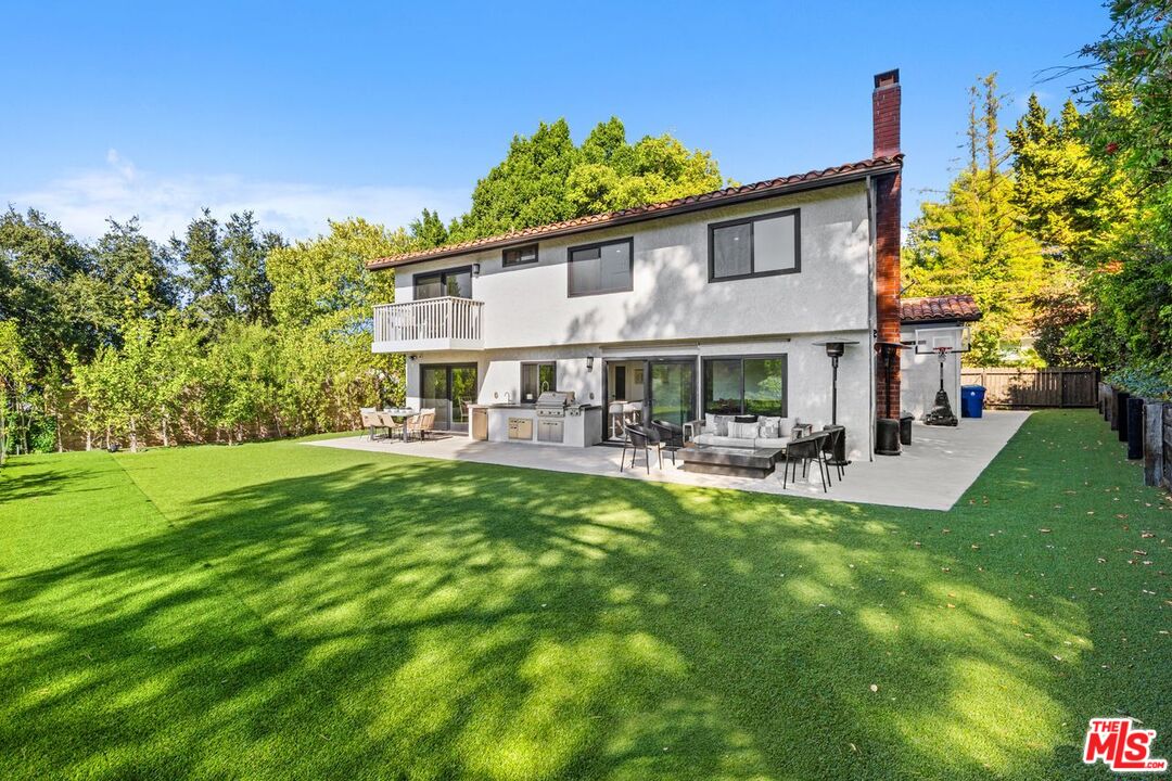 Los Angeles, California, 90077, United States, 5 Bedrooms Bedrooms, ,1 BathroomBathrooms,Residential,For Sale,1987970