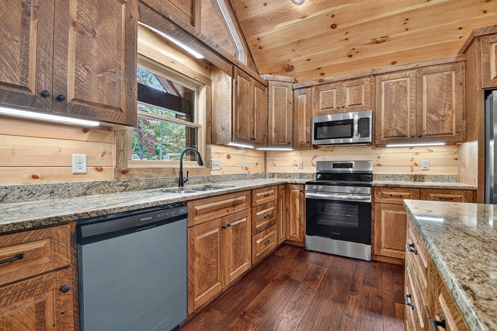 Mineral Bluff, Georgia, 30559, United States, 4 Bedrooms Bedrooms, ,3 BathroomsBathrooms,Residential,For Sale,1953348