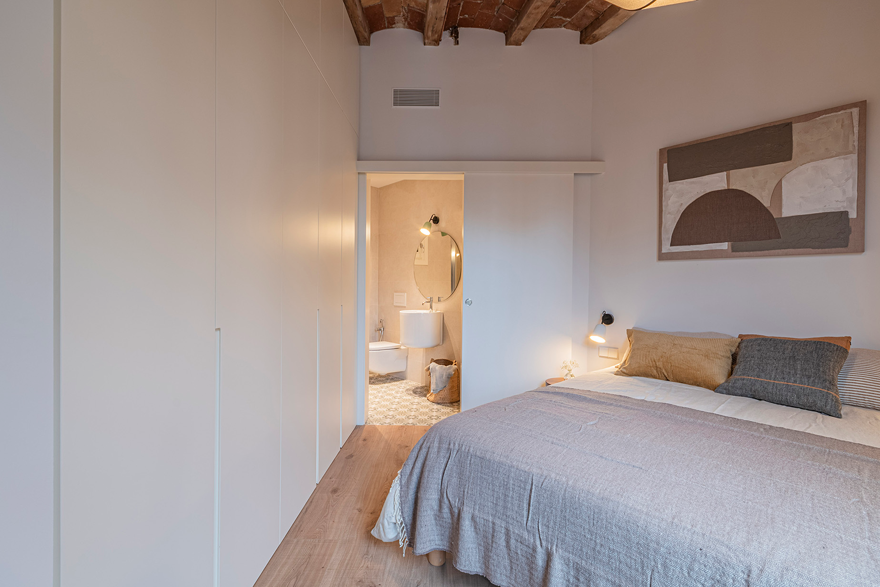  Renovated corner apartment with lots of natural light - 物件實景