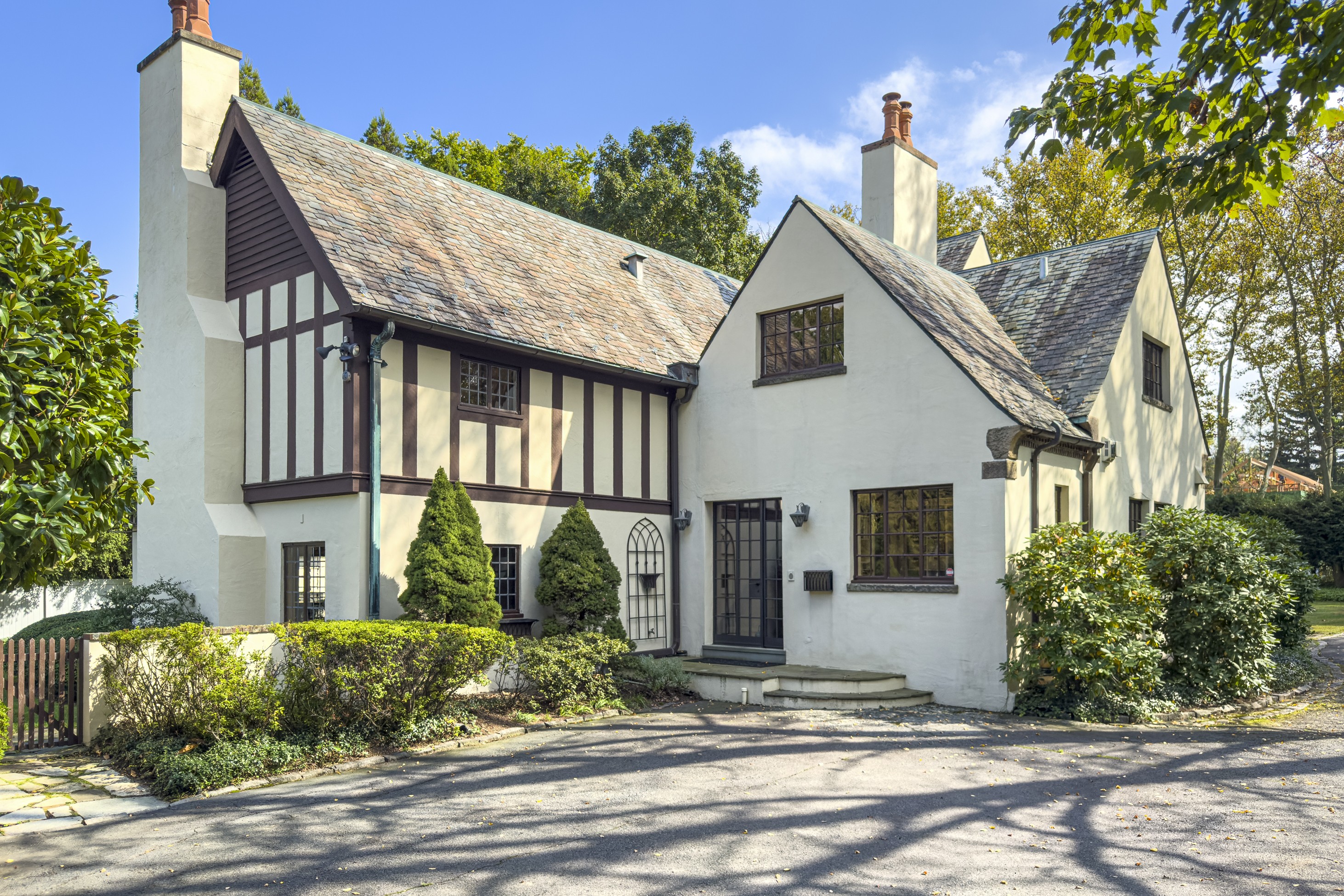  Modernized Tudor on a Magnificent Oversized Lot - 物件實景