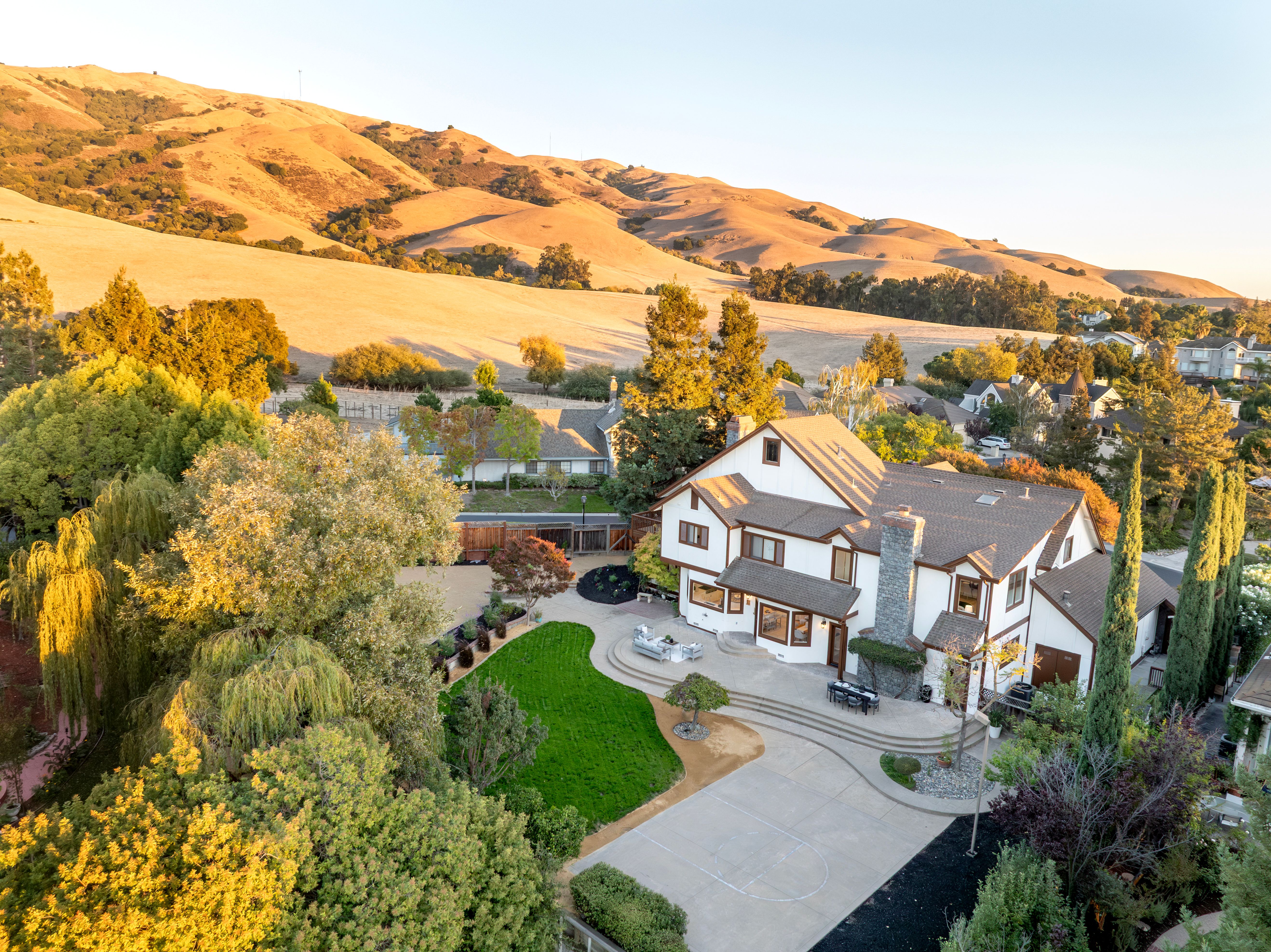  Grand Tudor Estate Offering Luxury Living in Gated Vineyard Heights - 物件實景