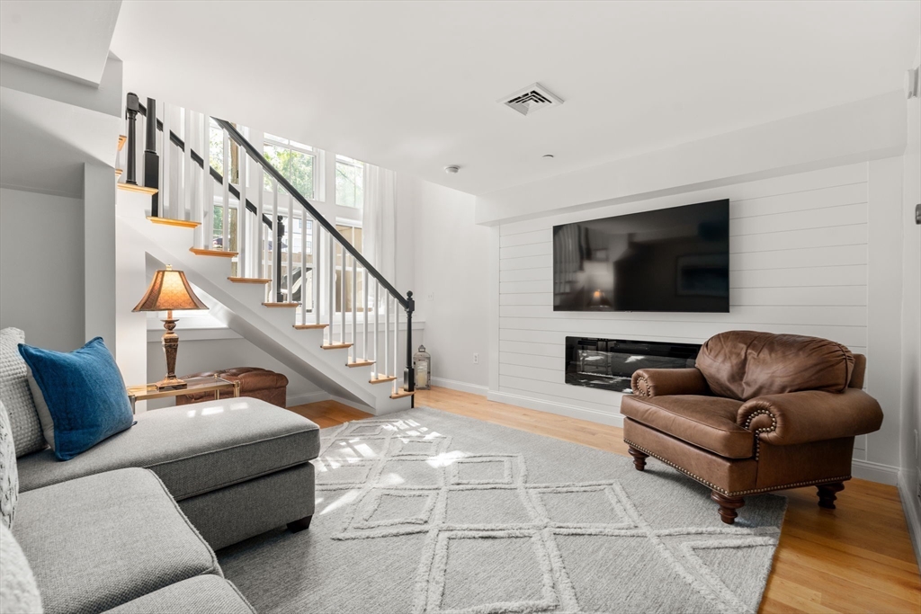 Newburyport, Massachusetts, 01950, United States, 3 Bedrooms Bedrooms, ,3 BathroomsBathrooms,Residential,For Sale,1918140