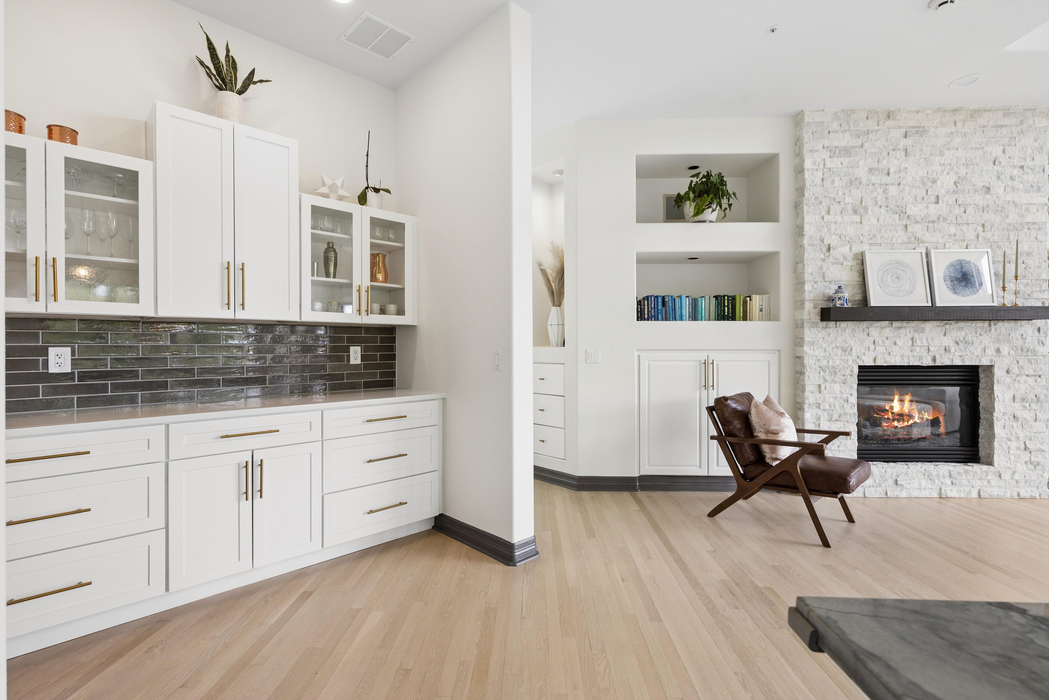  Remodeled 4 Bed 6 Bath Residence Offering Mountain, Sunset Views & Privacy - 物件實景