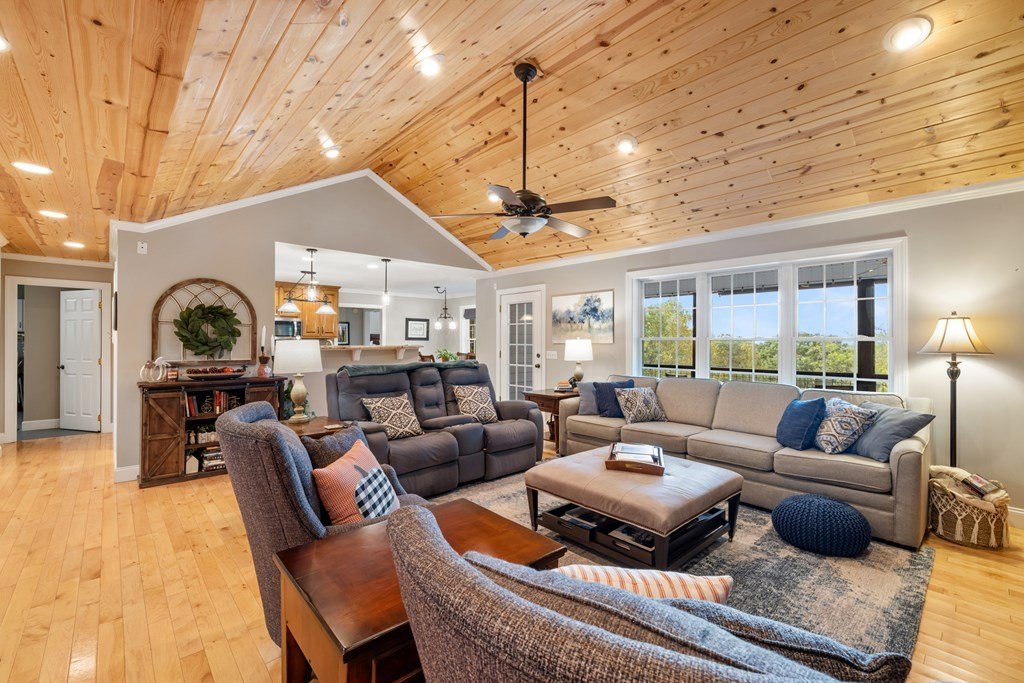 Hayesville, North Carolina, 28904, United States, 3 Bedrooms Bedrooms, ,4 BathroomsBathrooms,Residential,For Sale,1974136