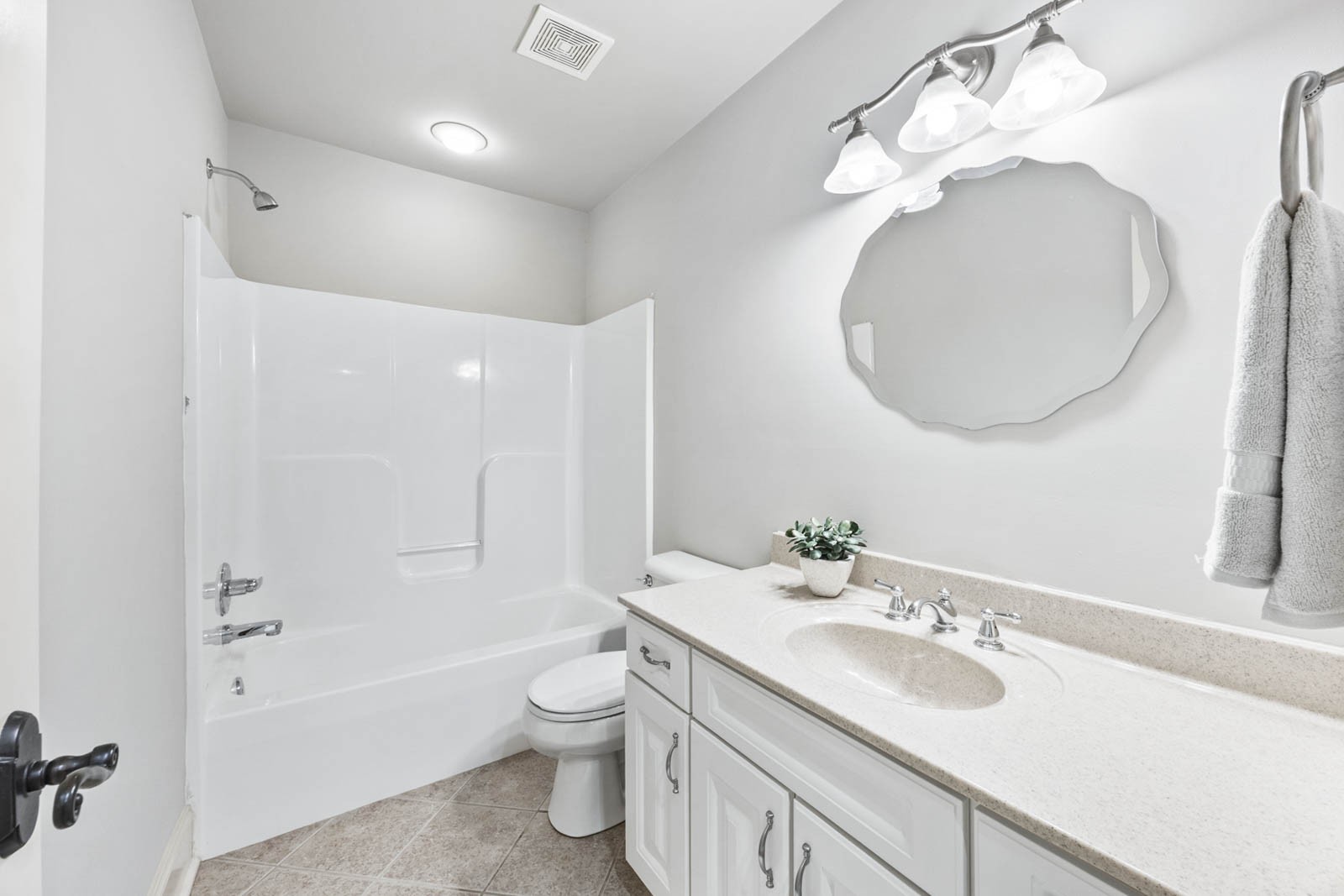 Clarksville, Tennessee, 37043, United States, 4 Bedrooms Bedrooms, ,5 BathroomsBathrooms,Residential,For Sale,1825421