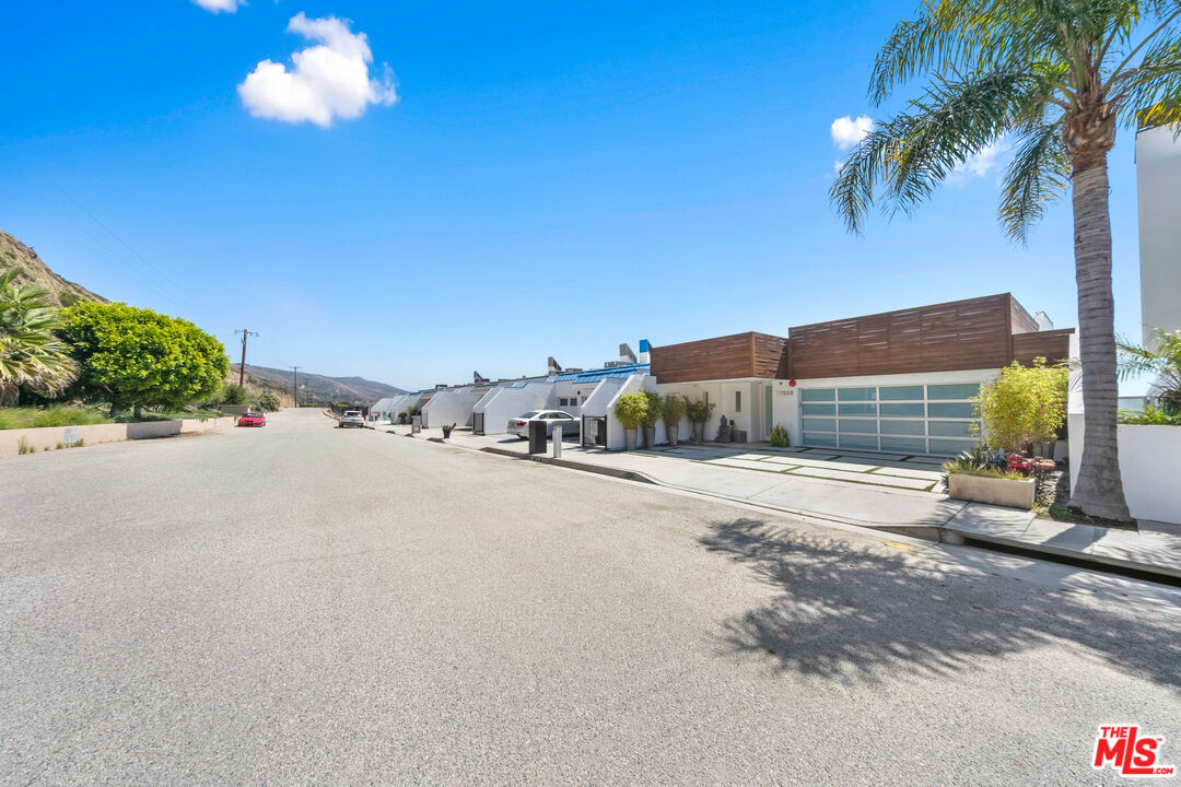 Malibu, California, 90265, United States, 3 Bedrooms Bedrooms, ,4 BathroomsBathrooms,Residential,For Sale,1722107