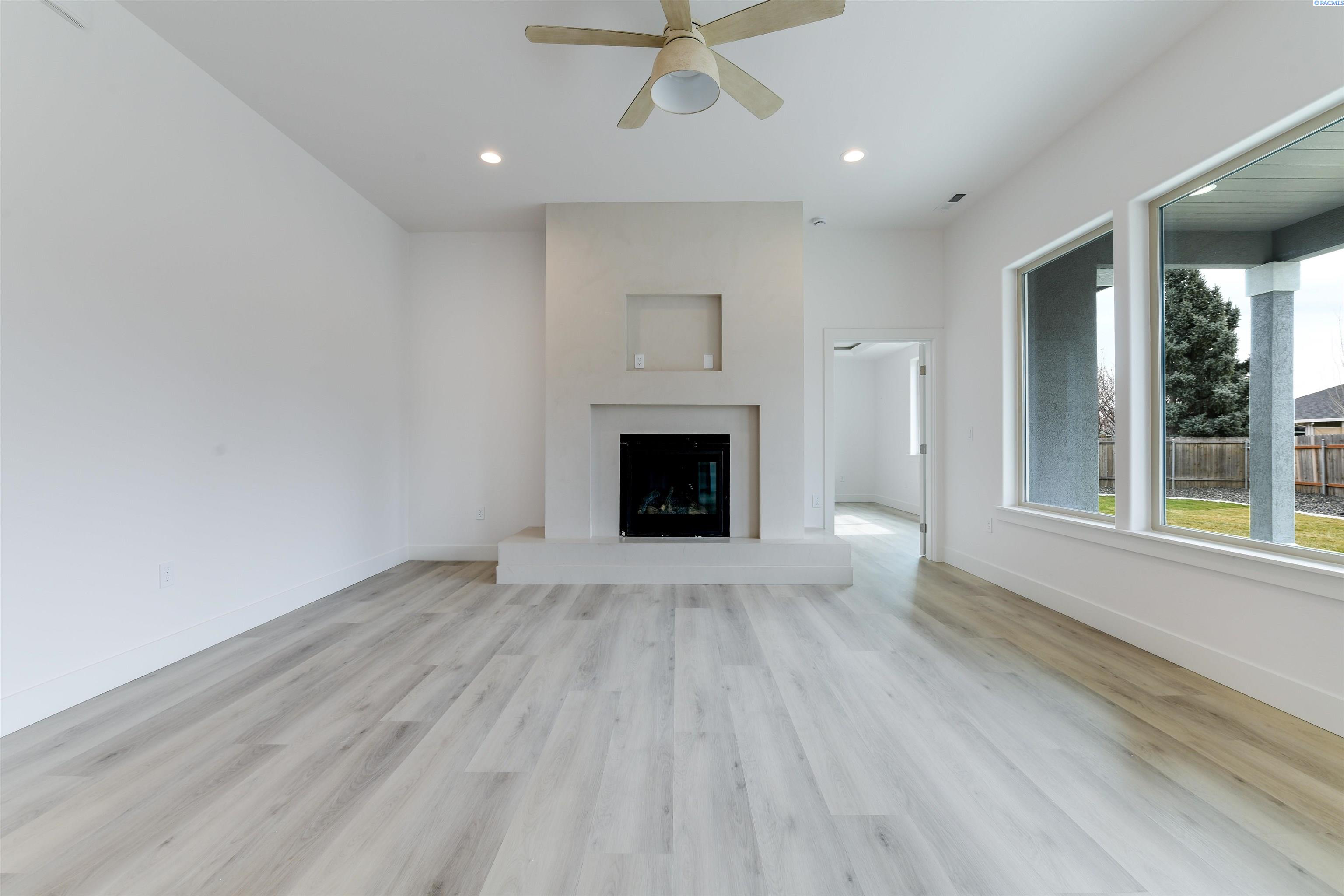 Richland, Washington, 99352, United States, 4 Bedrooms Bedrooms, ,1 BathroomBathrooms,Residential,For Sale,1992937