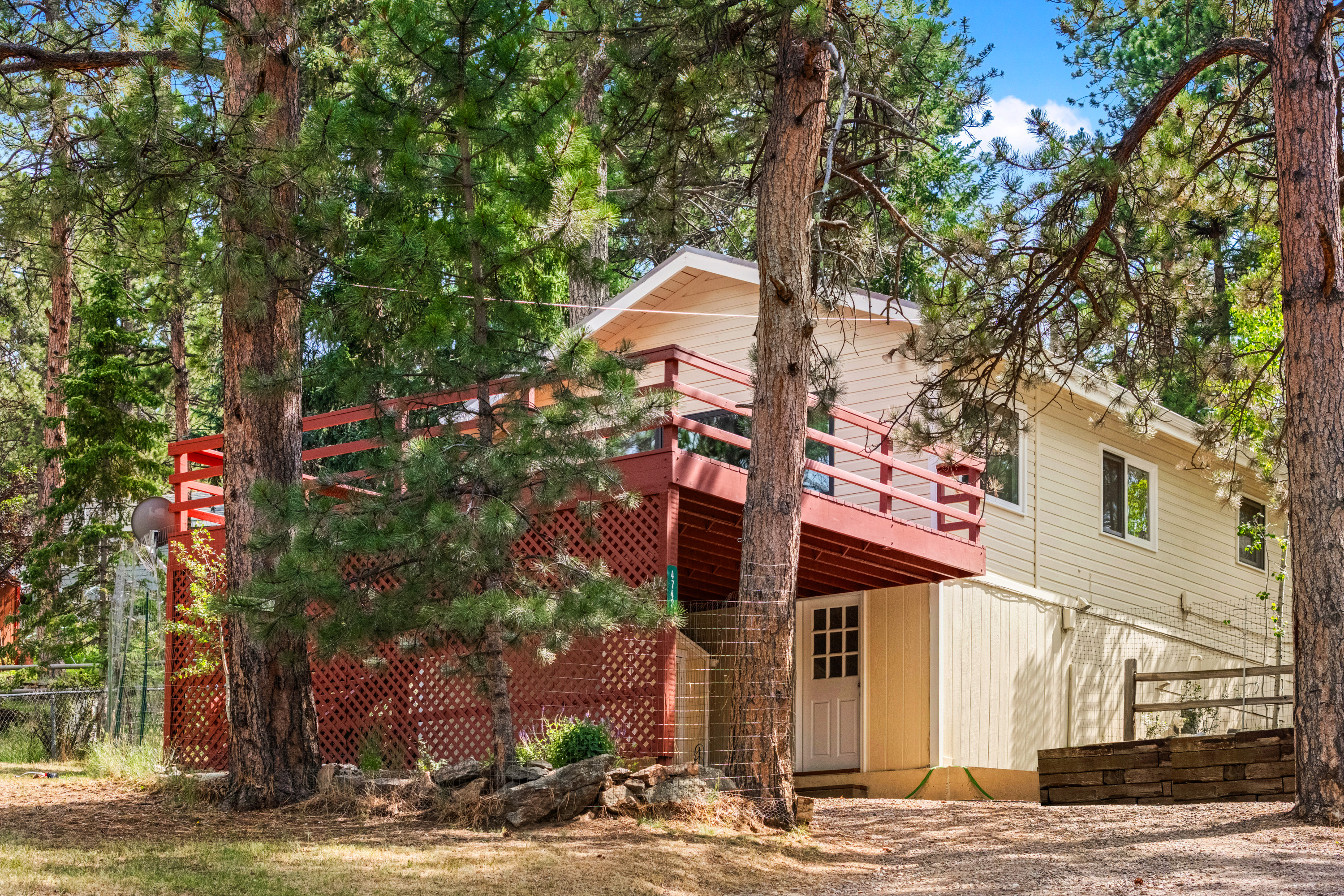  Rare Opportunity to Own 2 Homes Just Steps Away from Coveted Evergreen Lake - 物件實景