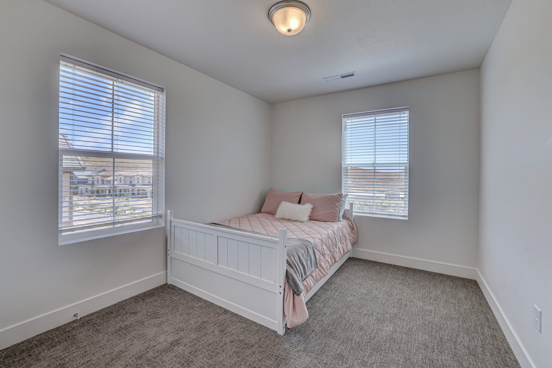  Move-in ready. Desert Color - Furnished 3 bed townhome - 物件實景