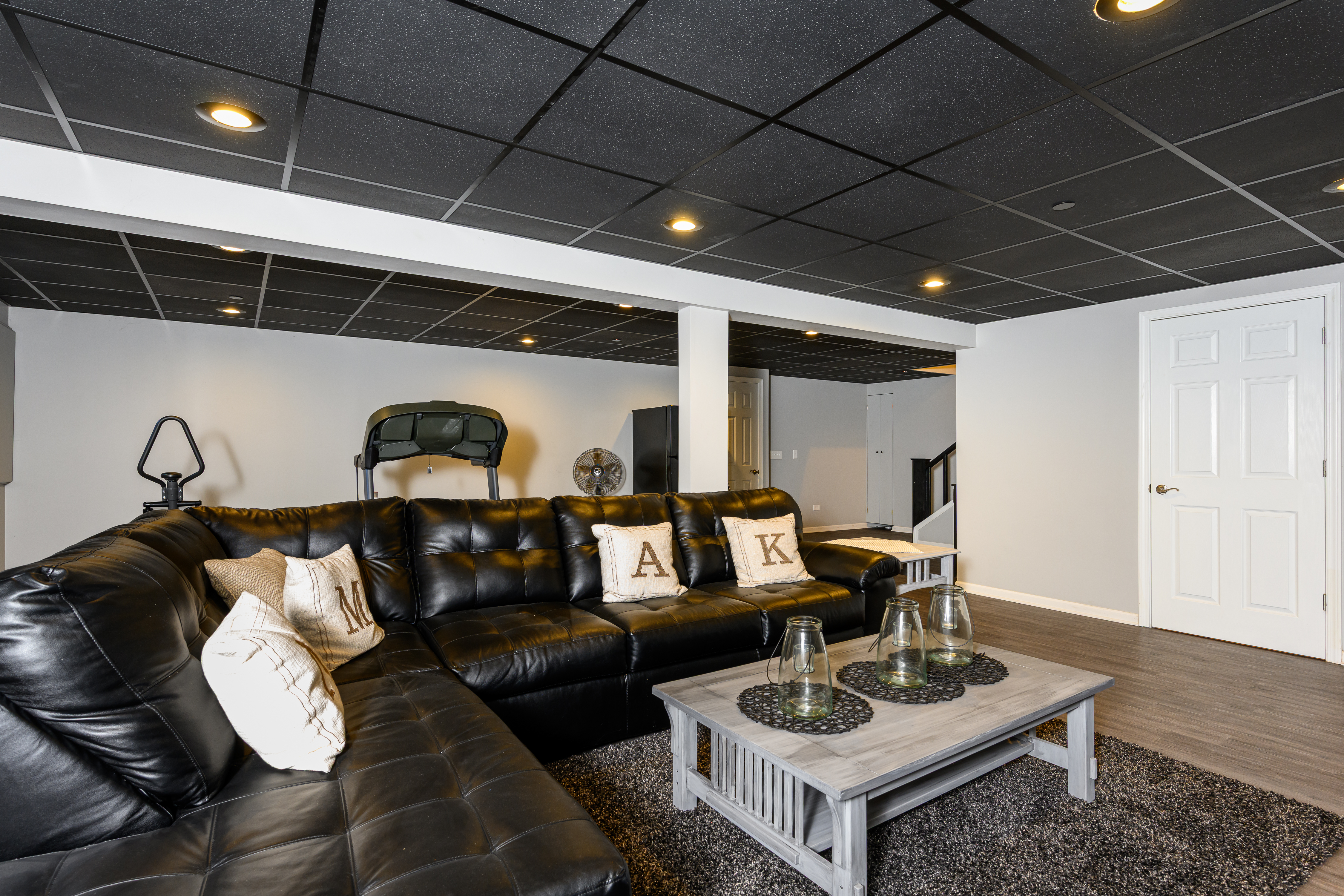  Bright and Spacious Corner Home with Fully Finished Basement - 物件實景