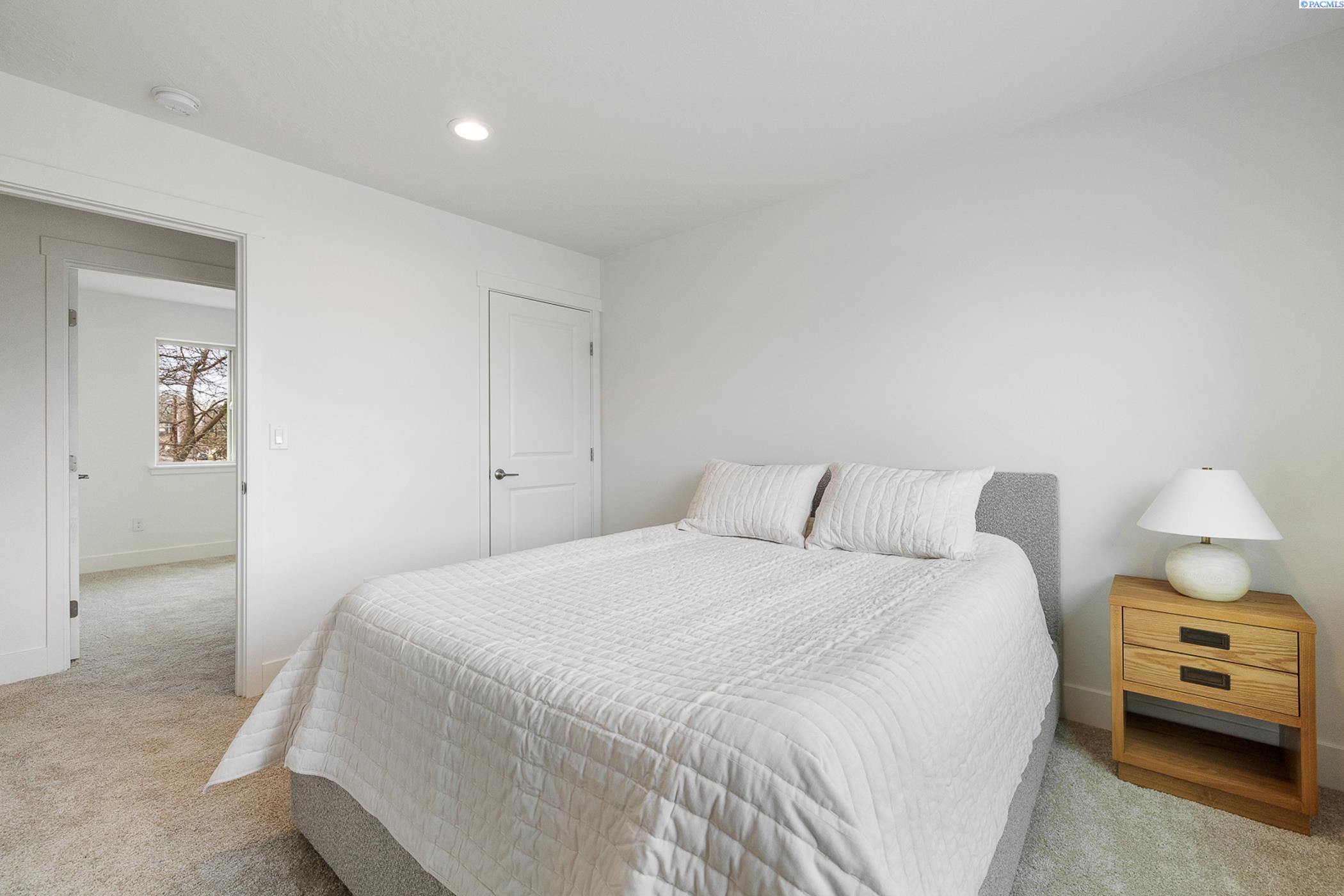 Kennewick, Washington, 99337, United States, 7 Bedrooms Bedrooms, ,Residential,For Sale,1949661