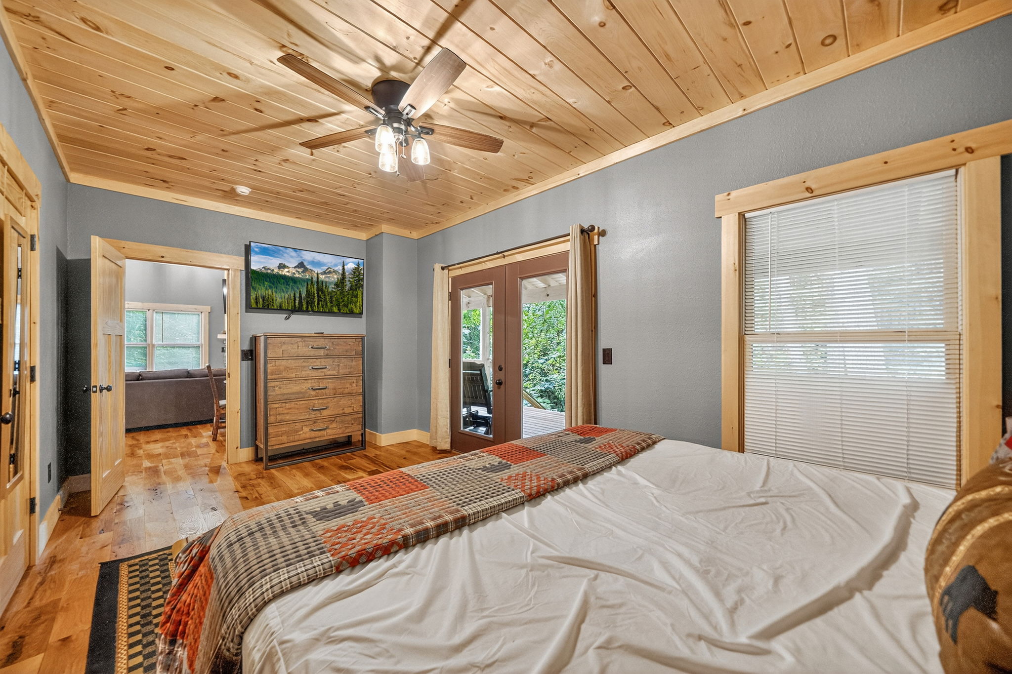 Sevierville, Tennessee, 37862, United States, 4 Bedrooms Bedrooms, ,6 BathroomsBathrooms,Residential,For Sale,1982838