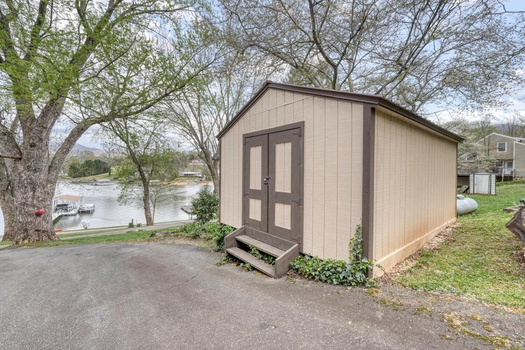 Hayesville, North Carolina, 28904, United States, 3 Bedrooms Bedrooms, ,4 BathroomsBathrooms,Residential,For Sale,1758410