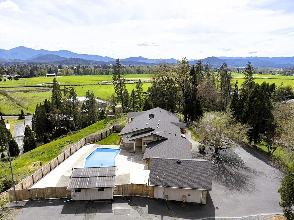 Grants Pass, Oregon, 97526, United States, 4 Bedrooms Bedrooms, ,6 BathroomsBathrooms,Residential,For Sale,1765933