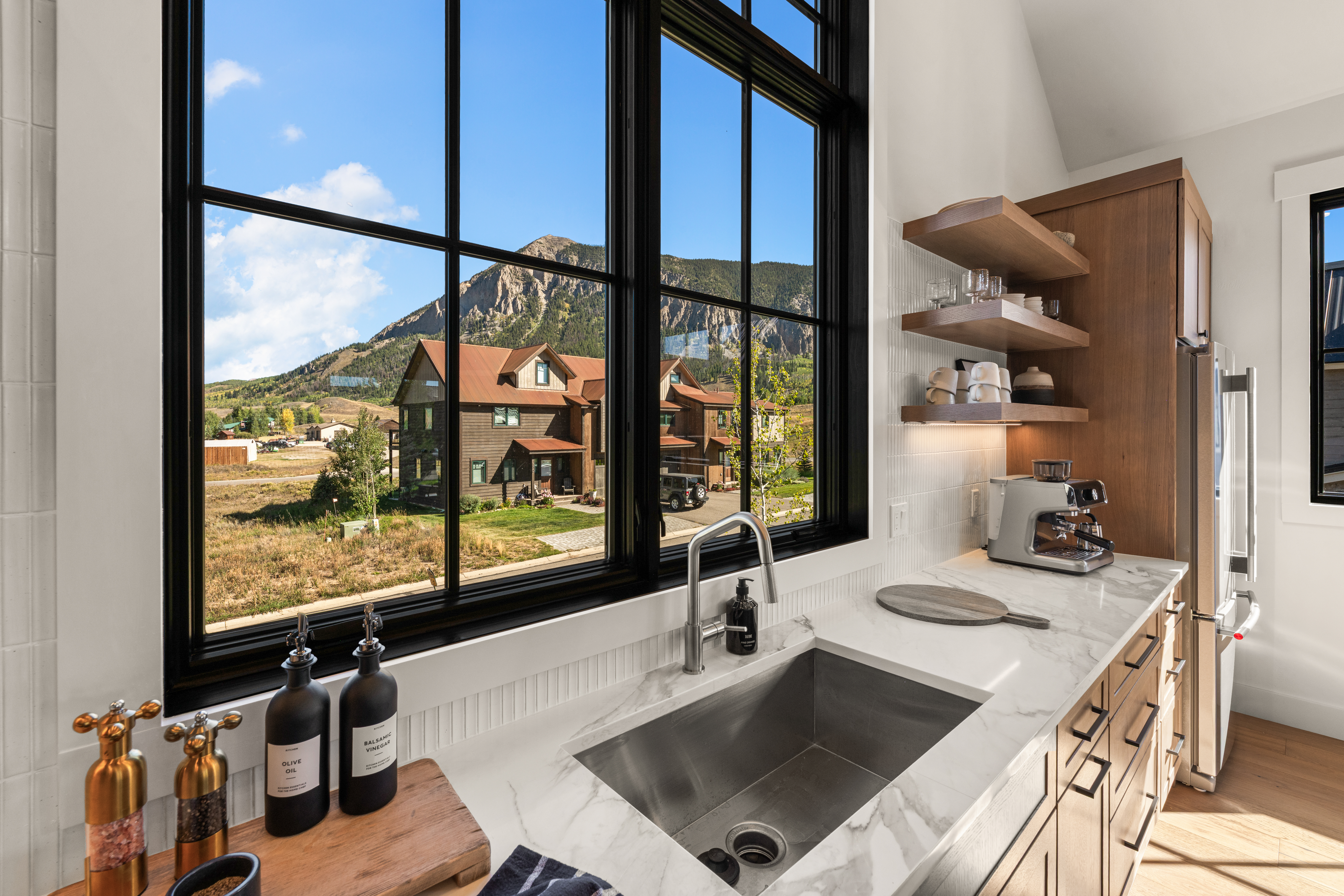  Newly Built End-Unit Townhome Offers The Ultimate Mountain LIfestyle - 物件實景