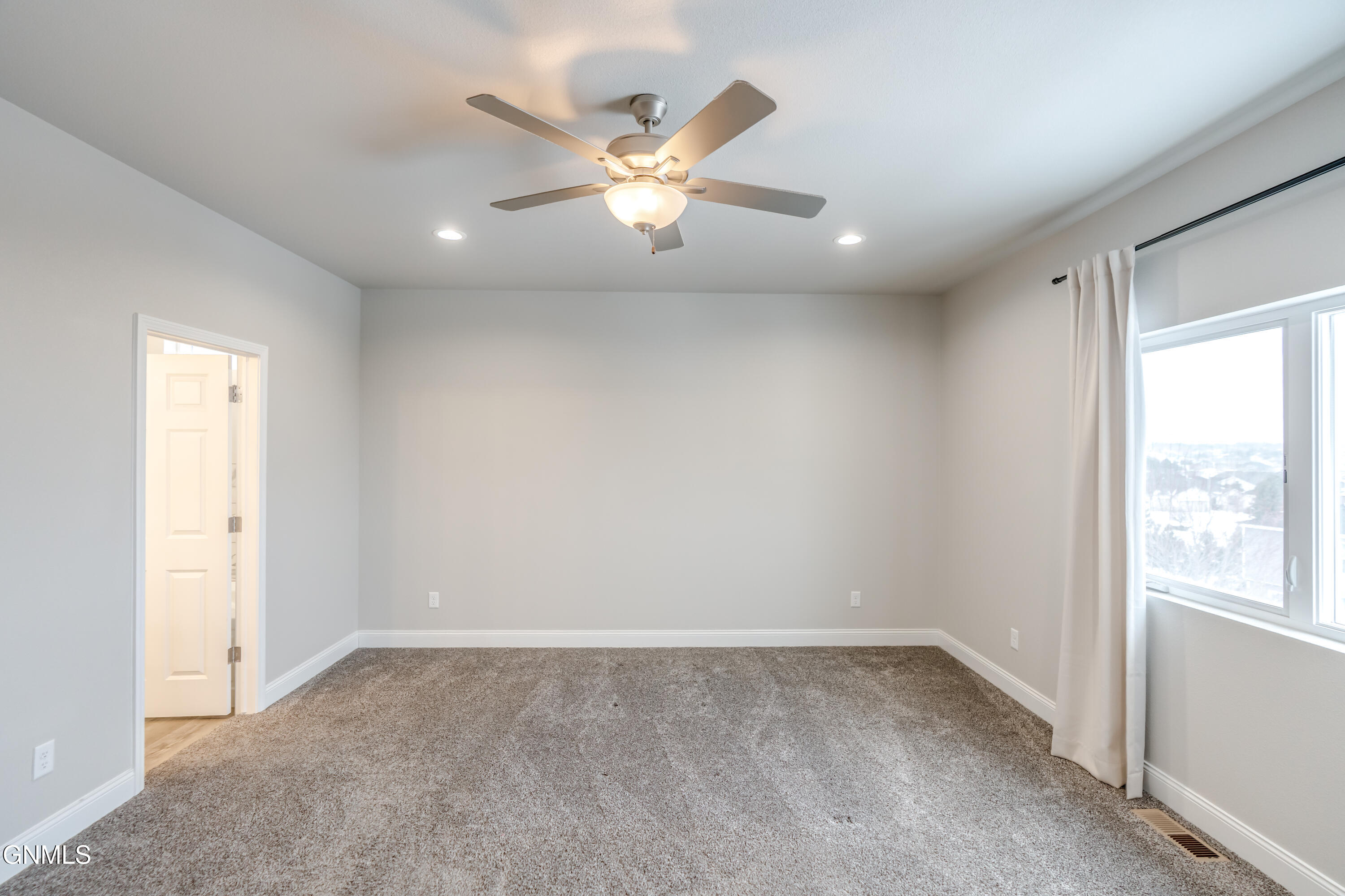 Bismarck, North Dakota, 58503, United States, 4 Bedrooms Bedrooms, ,3 BathroomsBathrooms,Residential,For Sale,2035327