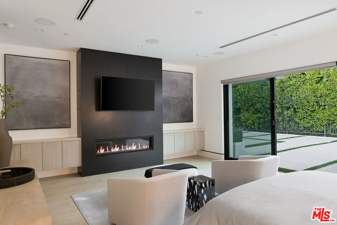 Los Angeles, California, 90049, United States, 4 Bedrooms Bedrooms, ,5 BathroomsBathrooms,Residential,For Sale,1862276