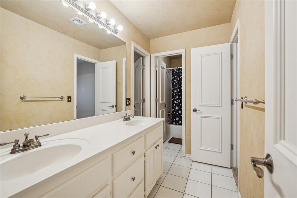 Edmond, Oklahoma, 73013, United States, 4 Bedrooms Bedrooms, ,5 BathroomsBathrooms,Residential,For Sale,1912730