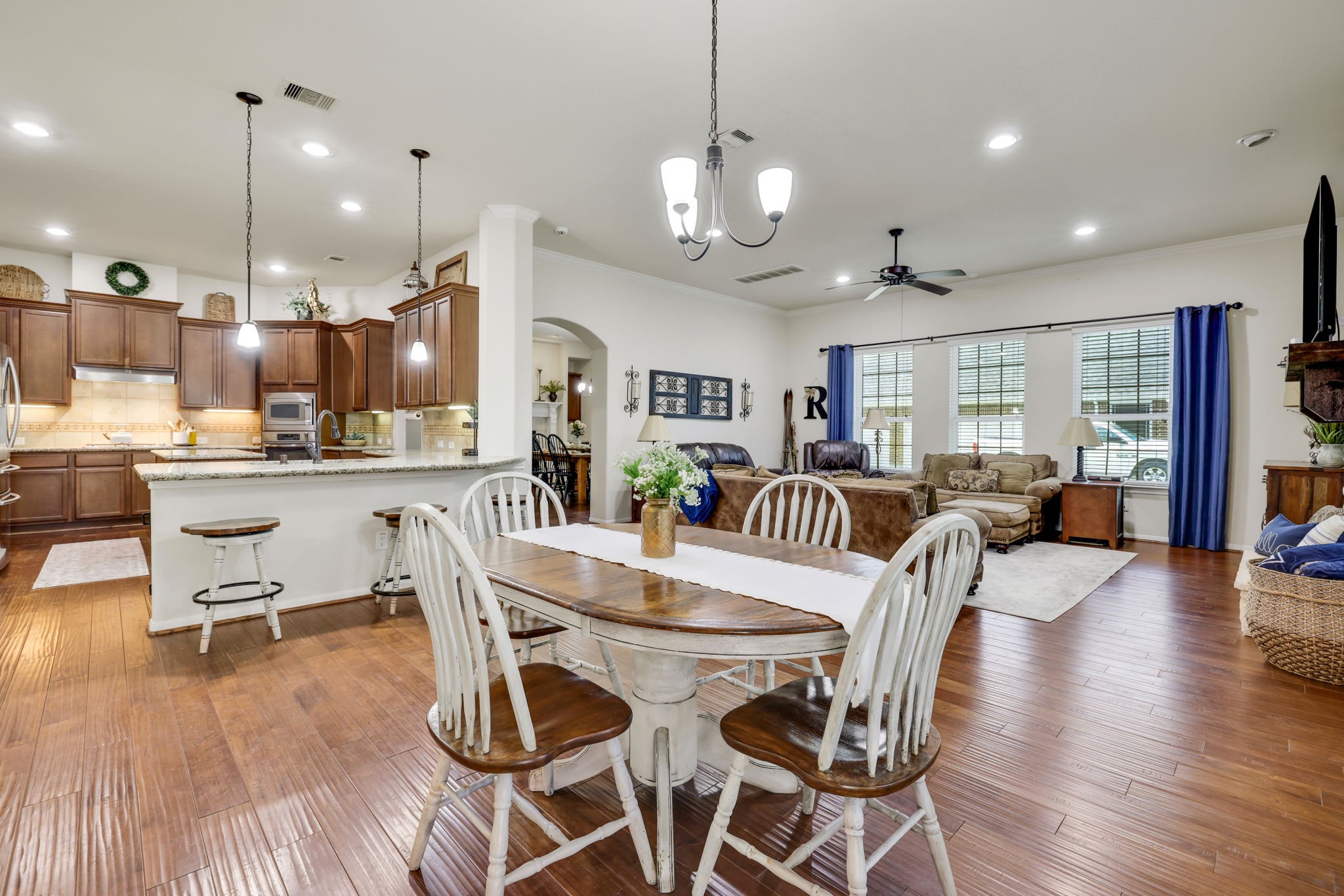 Mont Belvieu, Texas, 77523, United States, 5 Bedrooms Bedrooms, ,4 BathroomsBathrooms,Residential,For Sale,1906104
