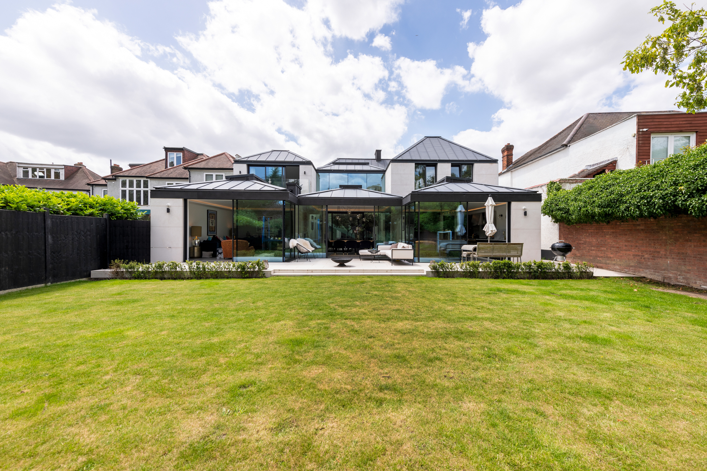  A seven-bedroom contemporary house built around a century-old olive tree - 物件實景