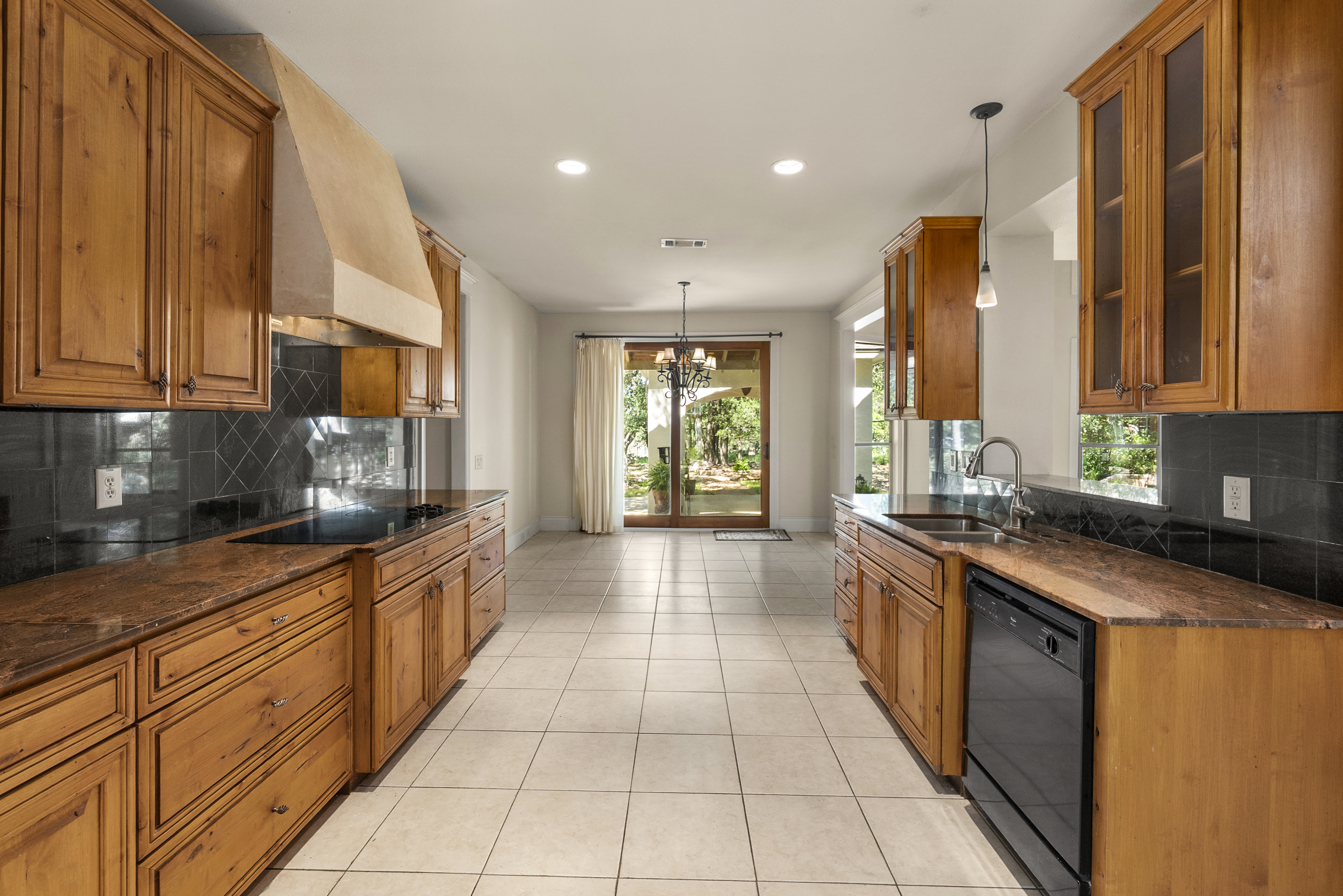  Stunning Custom Home with Expansive Outdoor Entertaining - 物件實景