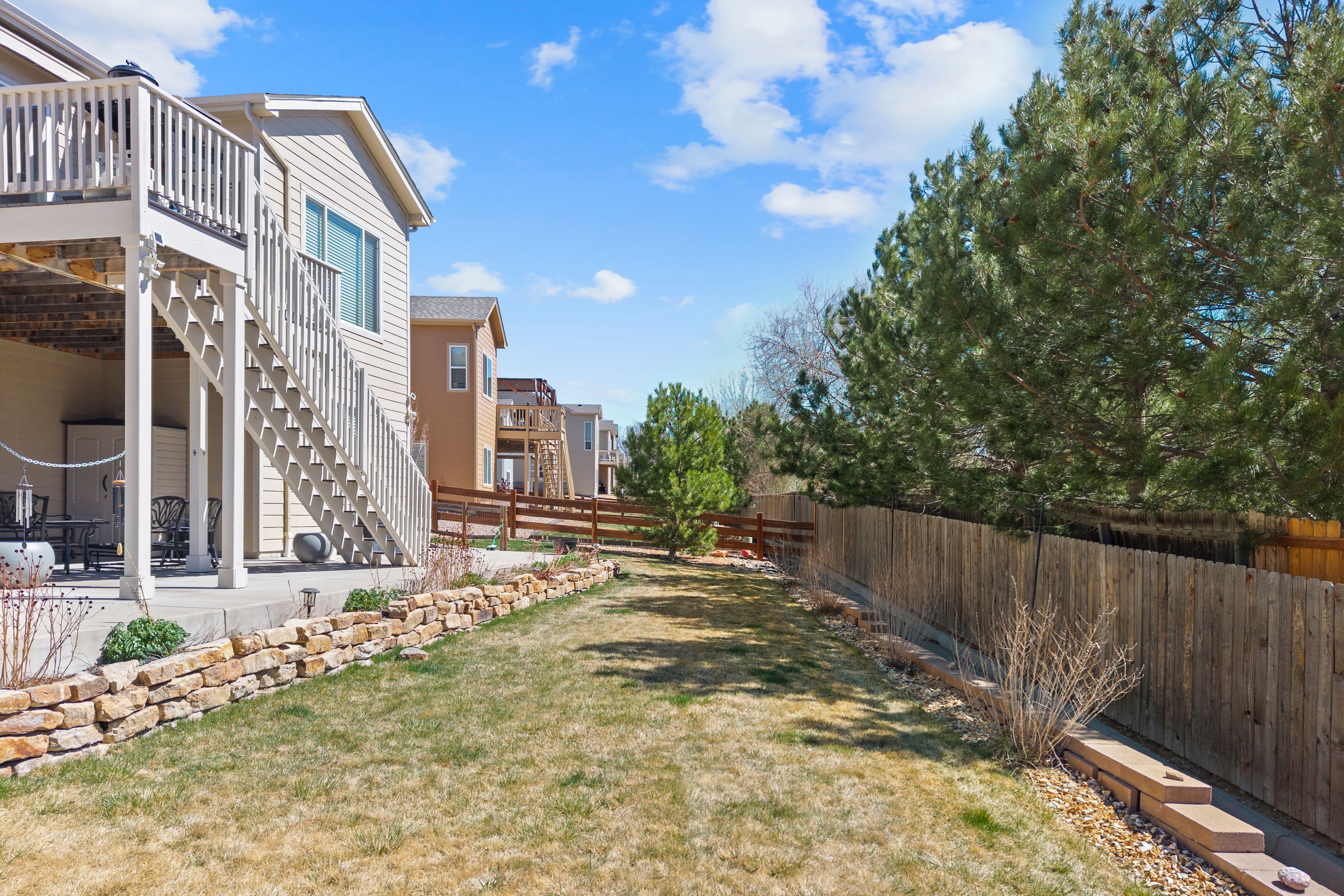  Open, Spacious, Upgraded, Walkout Rancher is Meticulous and with Views - 物件實景