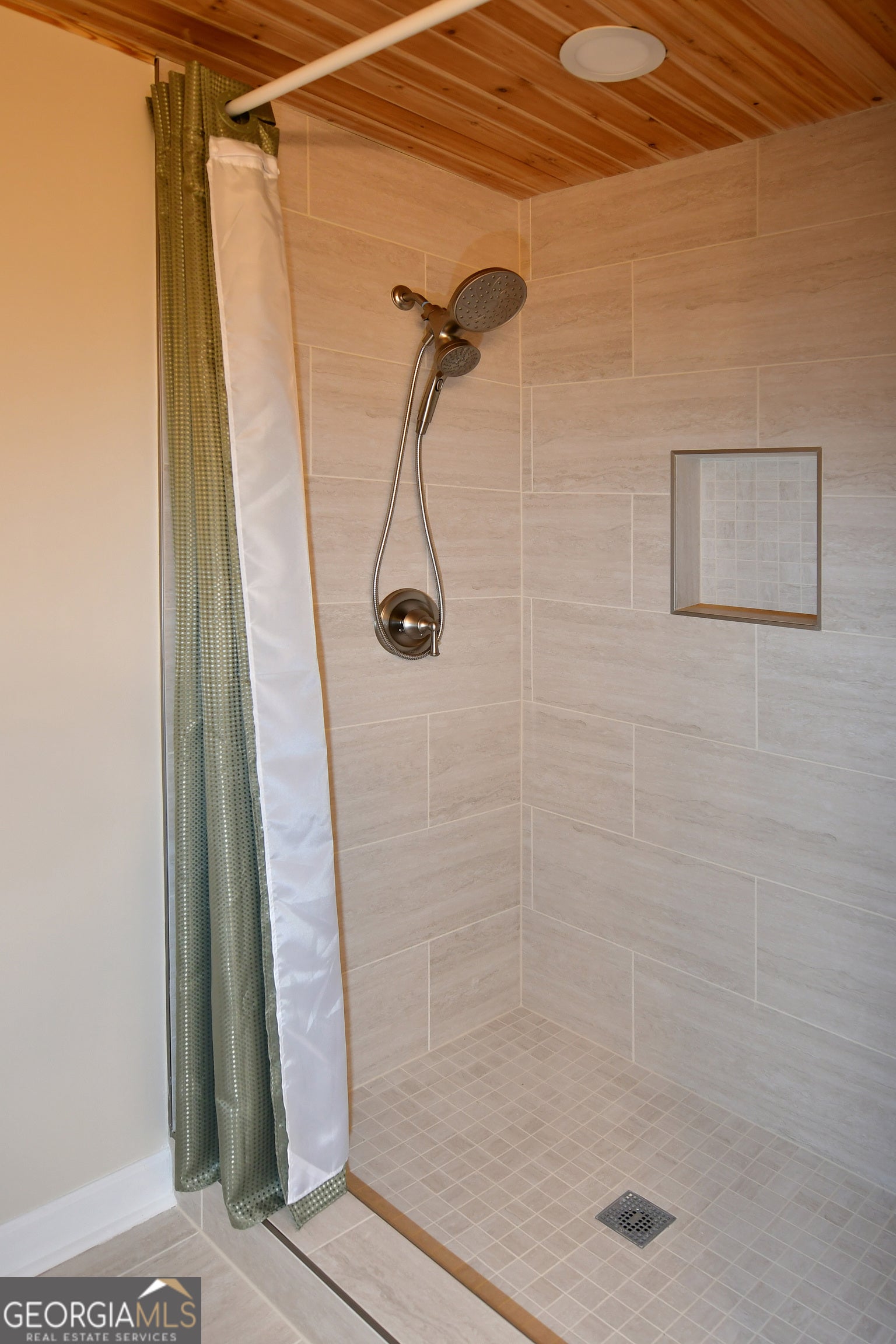 Hoschton, Georgia, 30548, United States, 5 Bedrooms Bedrooms, ,4 BathroomsBathrooms,Residential,For Sale,1992517