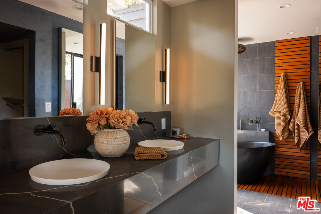 Malibu, California, 90265, United States, 5 Bedrooms Bedrooms, ,5 BathroomsBathrooms,Residential,For Sale,1918690