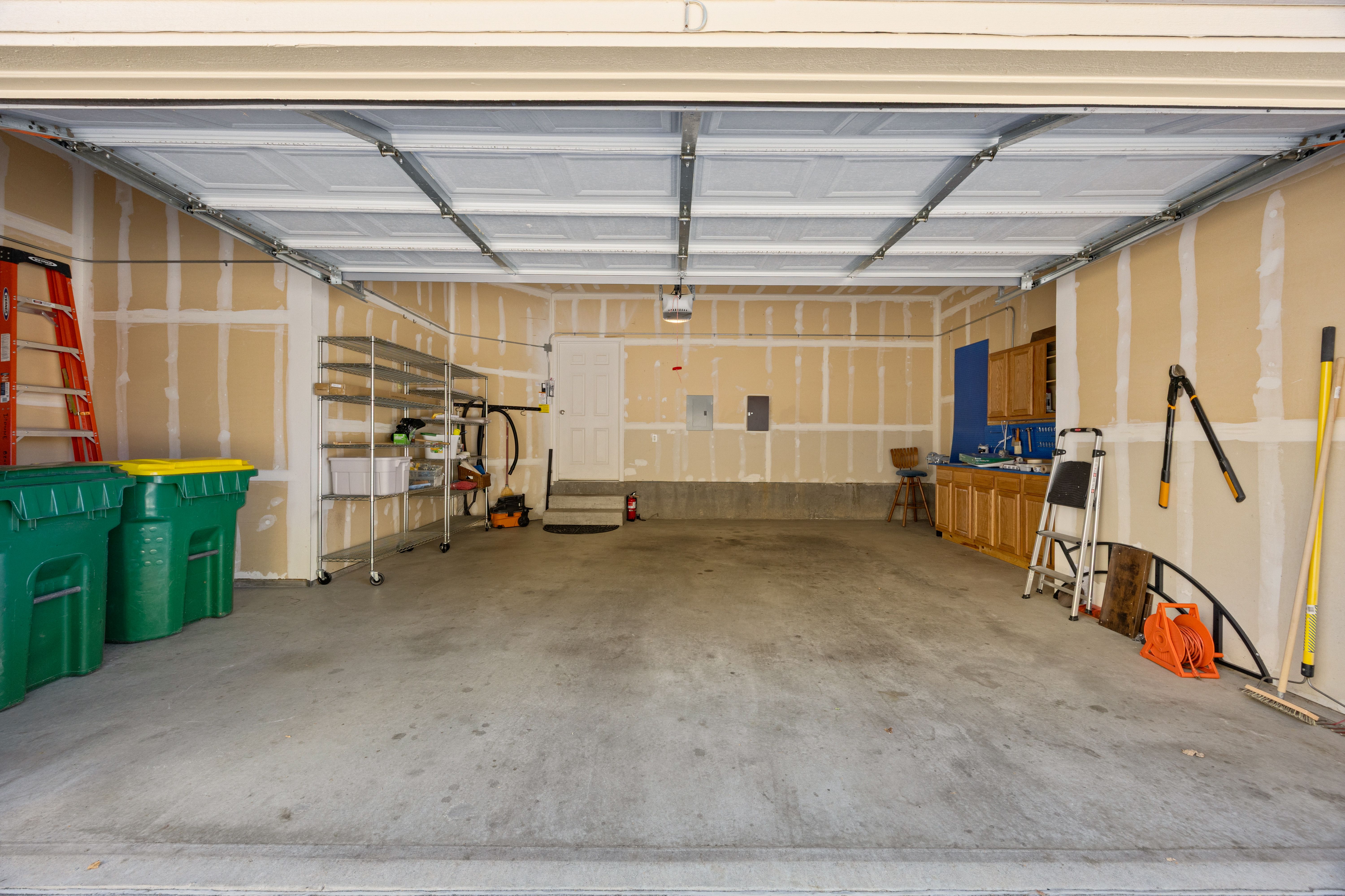  End Unit. 2-Car Garage. Resort Style Living. - 物件實景