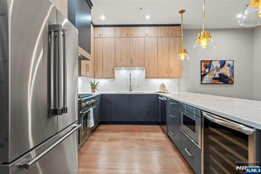 Jersey City, New Jersey, 07307, United States, 3 Bedrooms Bedrooms, ,2 BathroomsBathrooms,Residential,For Sale,1947058