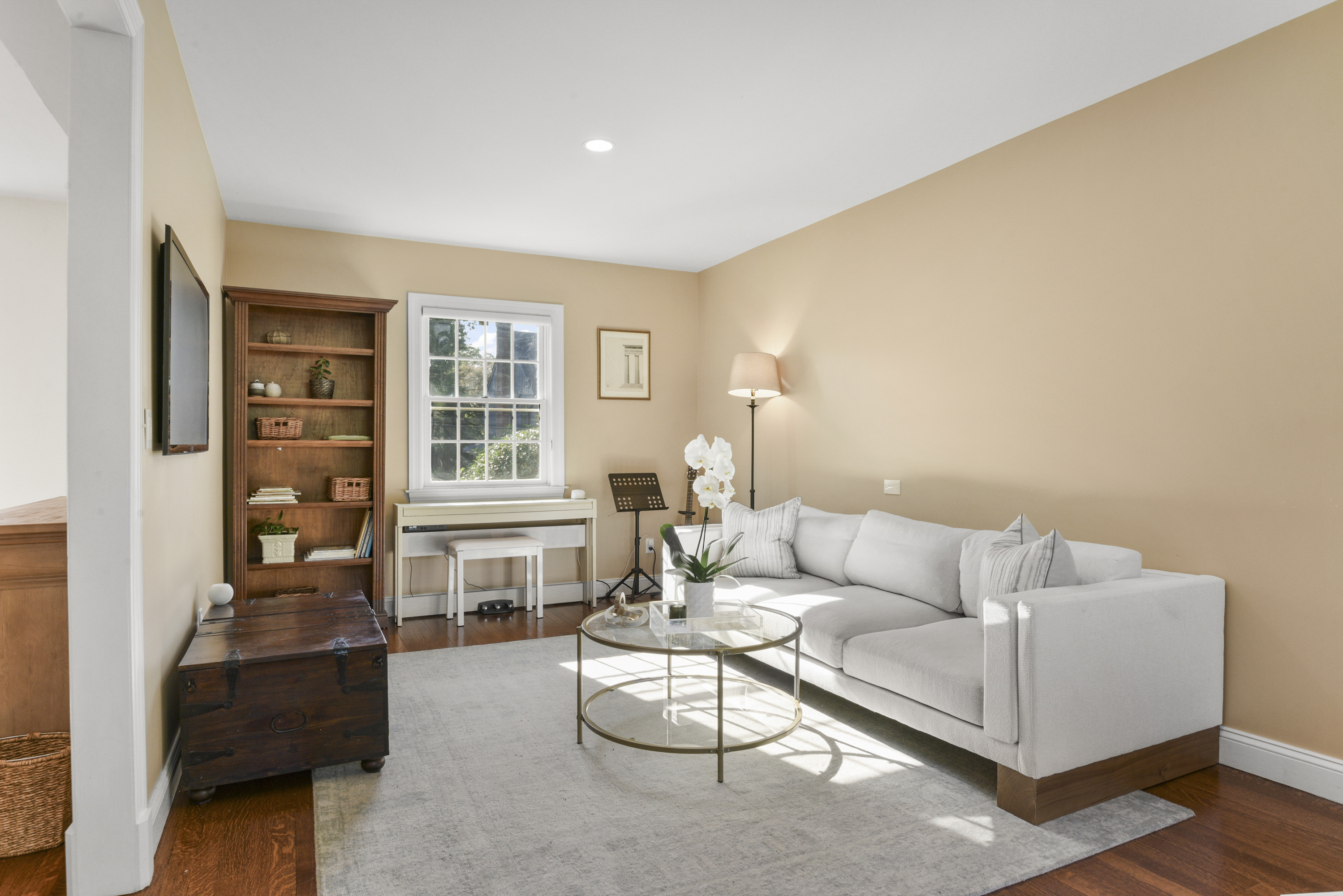 Sun-Filled Larchmont Woods Colonial - 物件實景