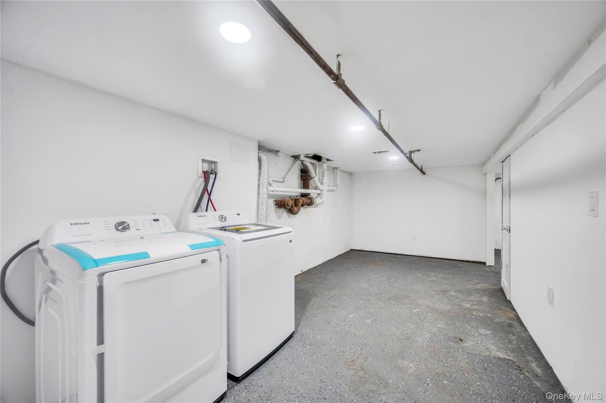 Shirley, New York, 11967, United States, 5 Bedrooms Bedrooms, ,2 BathroomsBathrooms,Residential,For Sale,1948254