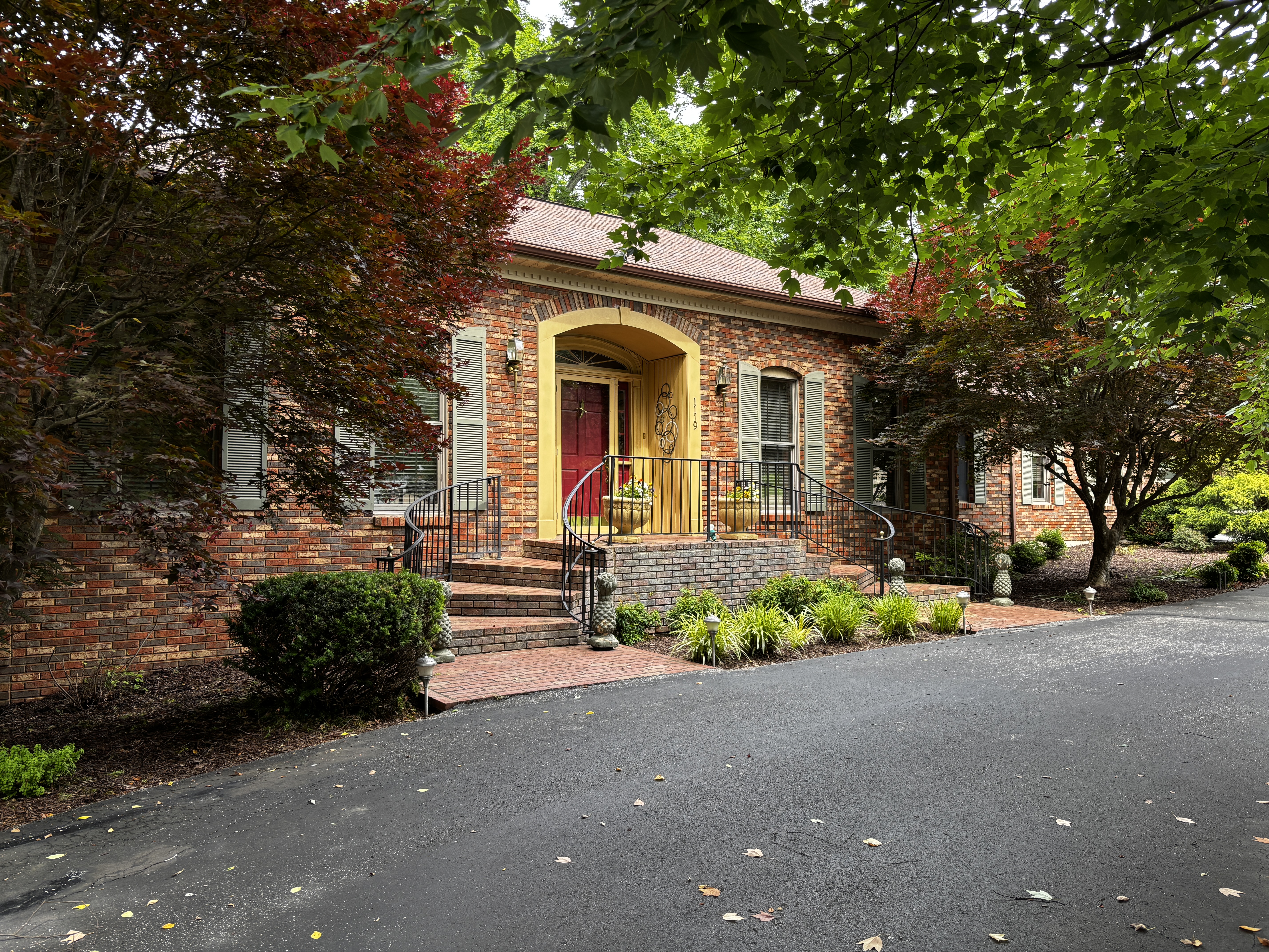 Frankfort, Kentucky, 40601, United States, 3 Bedrooms Bedrooms, ,3 BathroomsBathrooms,Residential,For Sale,2049157
