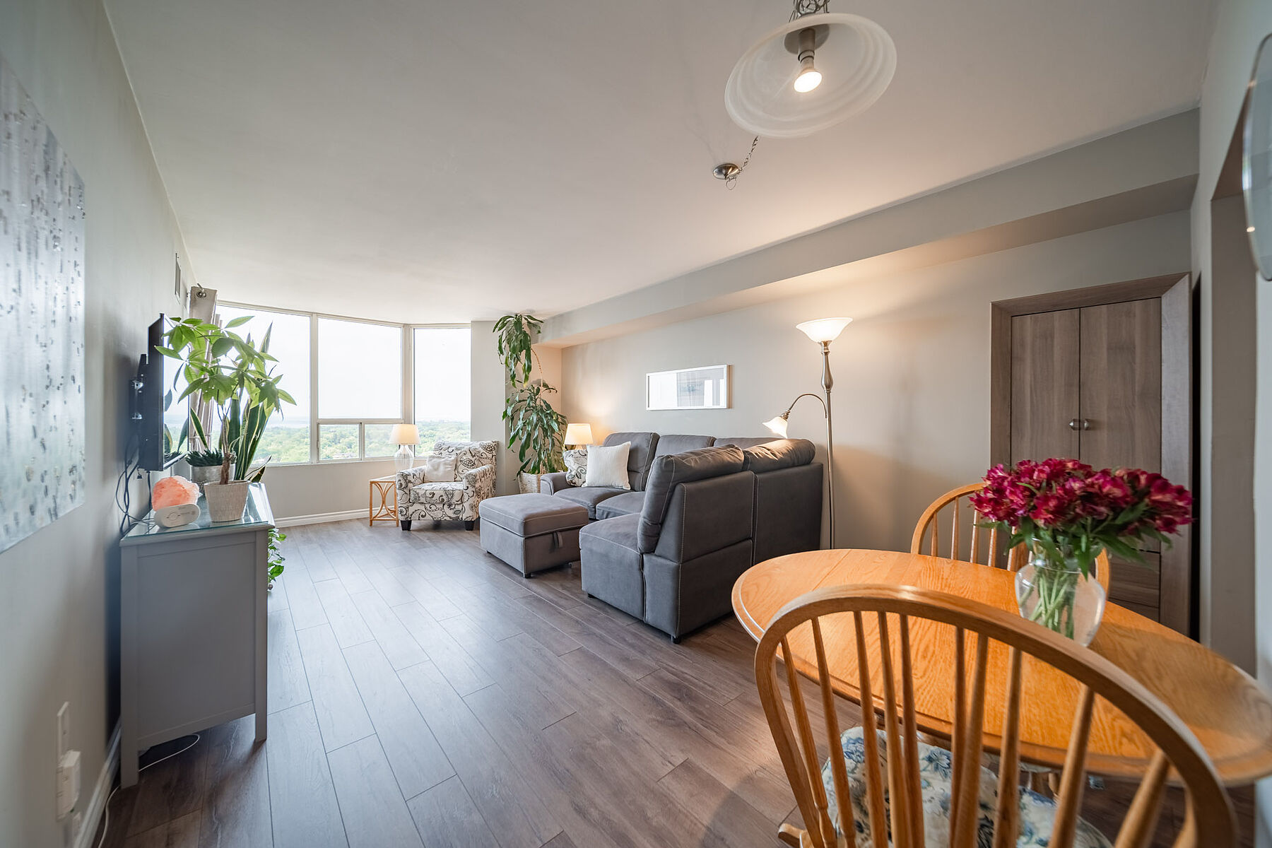  Downtown Burlington Condo - 物件實景