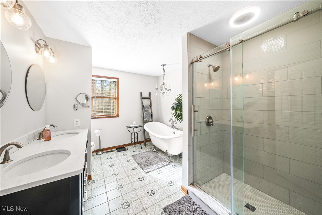 Aurora, Ohio, 44202, United States, 4 Bedrooms Bedrooms, ,4 BathroomsBathrooms,Residential,For Sale,1987791