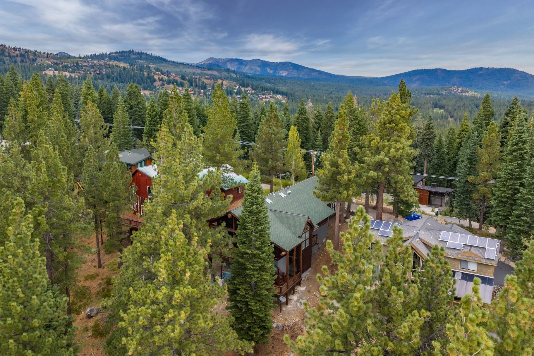  Views of Donner Lake with Donner Lake Rim Trail in Backyard - 物件實景