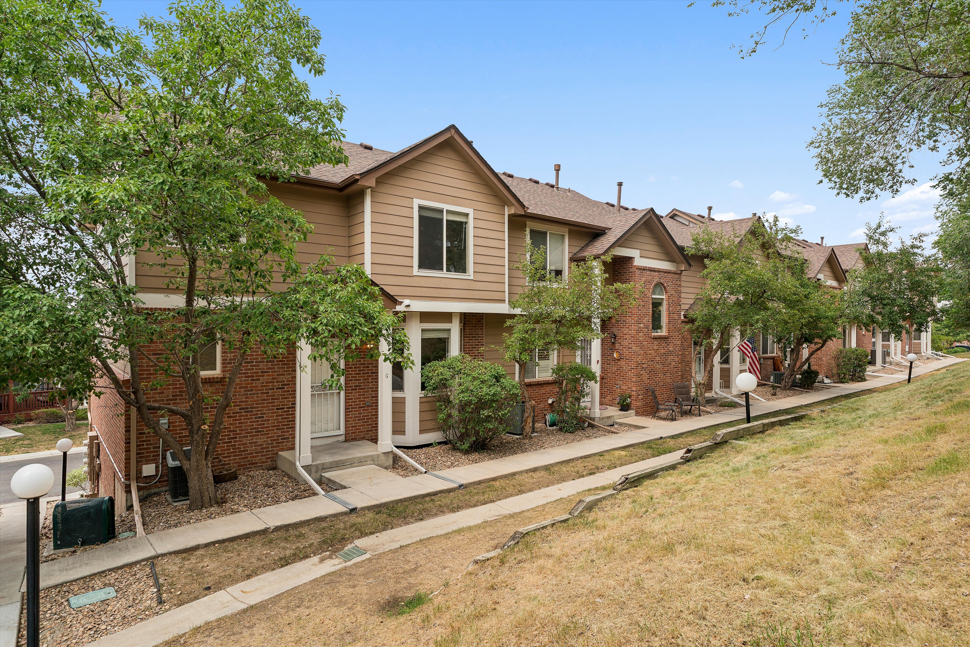  Beautifully maintained three-level townhome - 物件實景