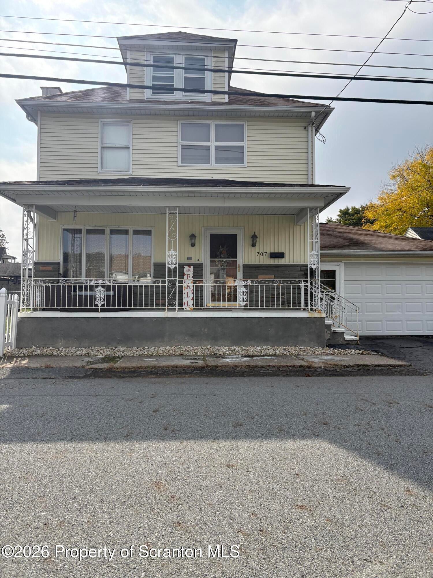 Hickory St, Peckville, PA 18452