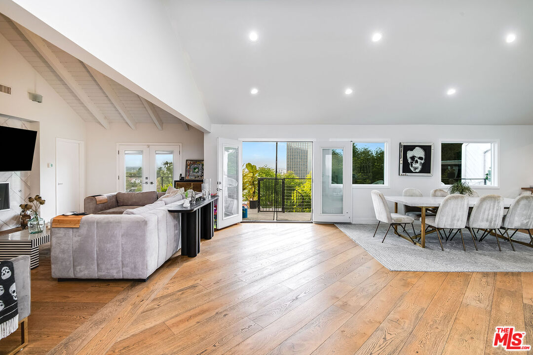 Los Angeles, California, 90068, United States, 6 Bedrooms Bedrooms, ,7 BathroomsBathrooms,Residential,For Sale,1840011