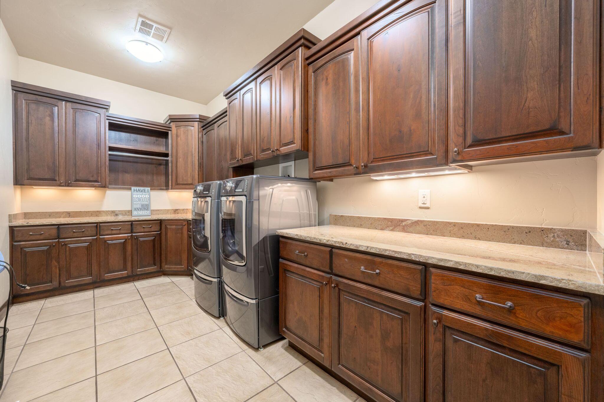 St George, Utah, 84770, United States, 4 Bedrooms Bedrooms, ,5 BathroomsBathrooms,Residential,For Sale,1976696