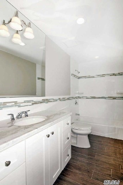Ronkonkoma, New York, 11779, United States, 4 Bedrooms Bedrooms, ,3 BathroomsBathrooms,Residential,For Sale,1862278
