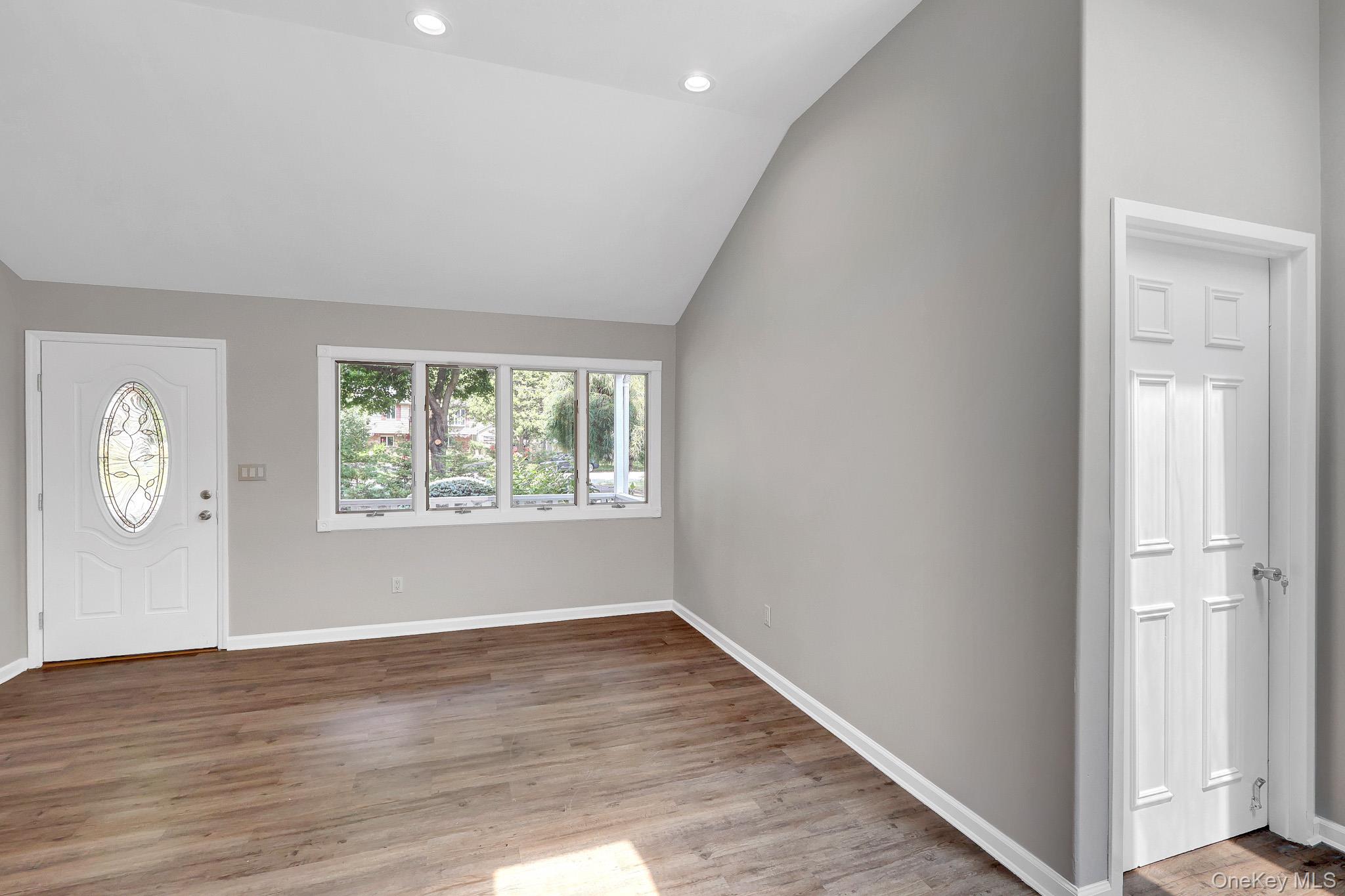  466 W 4th Street, West Islip, NY, 11795 - 物件實景