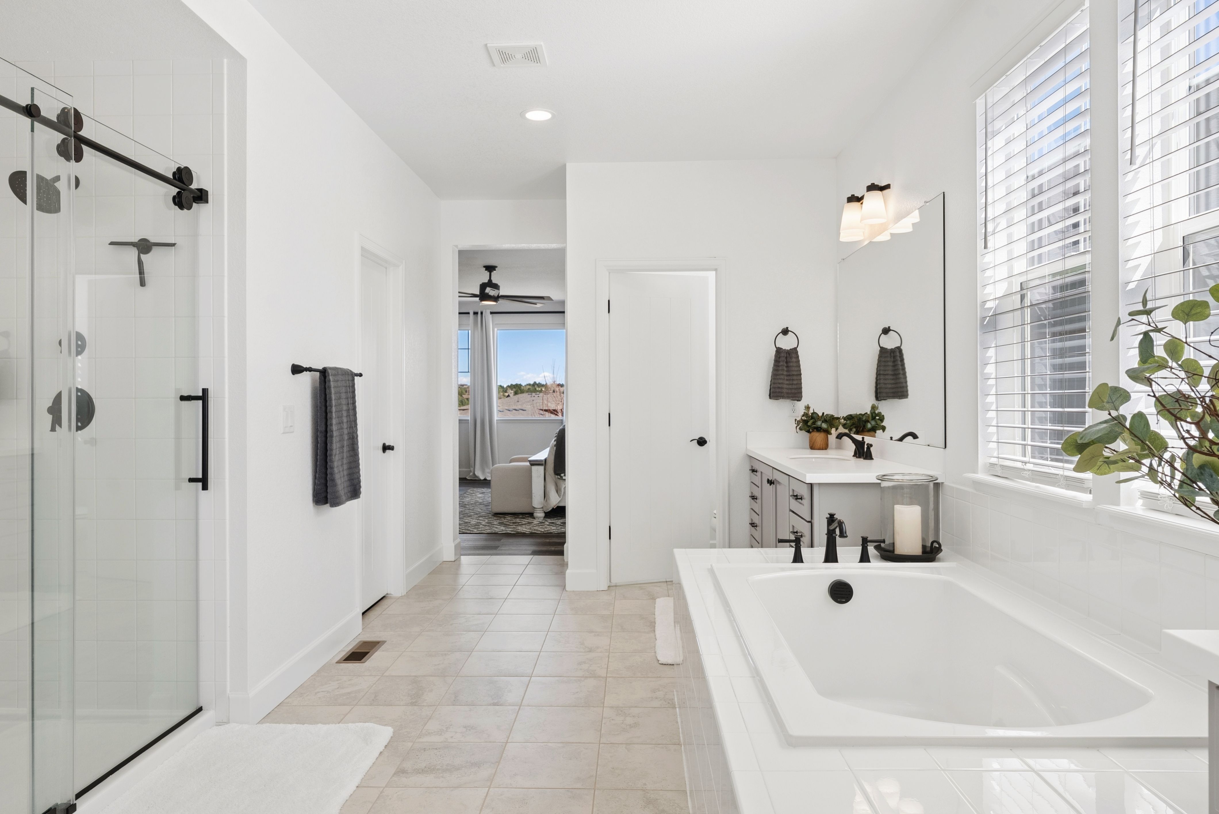  Newer construction, thoughtful design, and beautifully scaled spaces - 物件實景